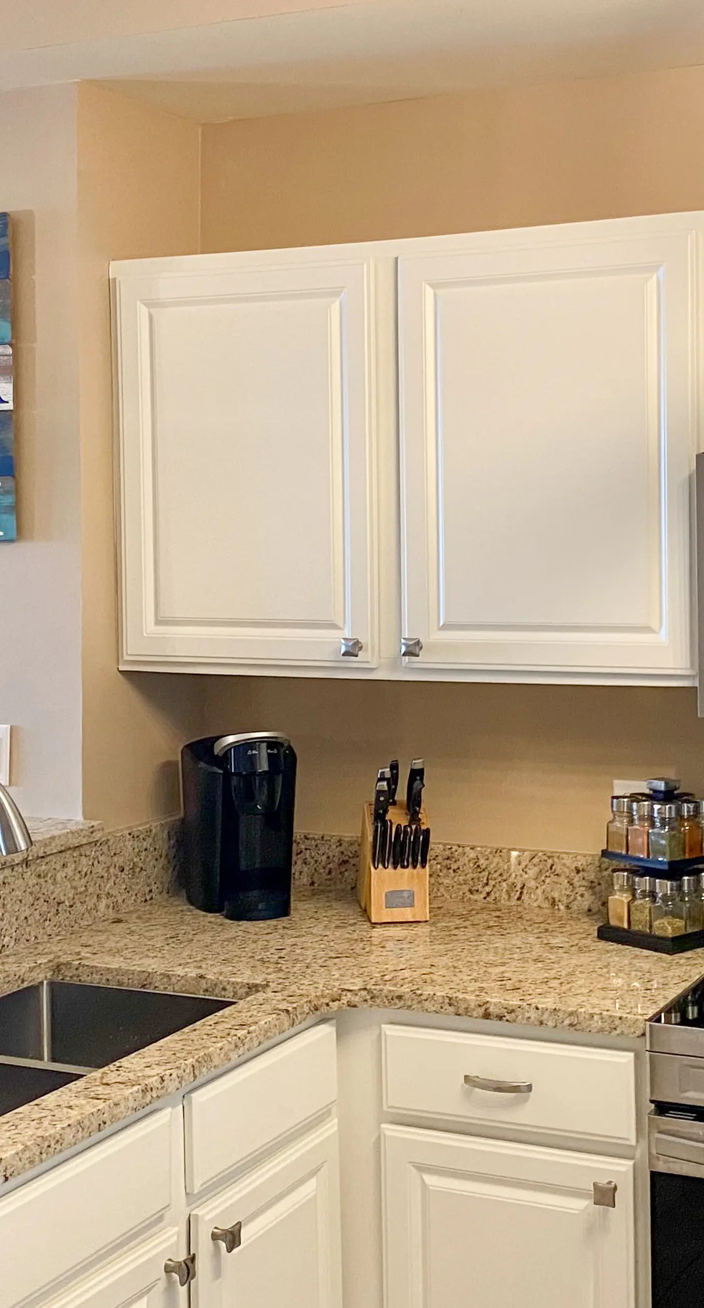 Welcoming waterfront condo with a furnished balcony, pool & pool spa