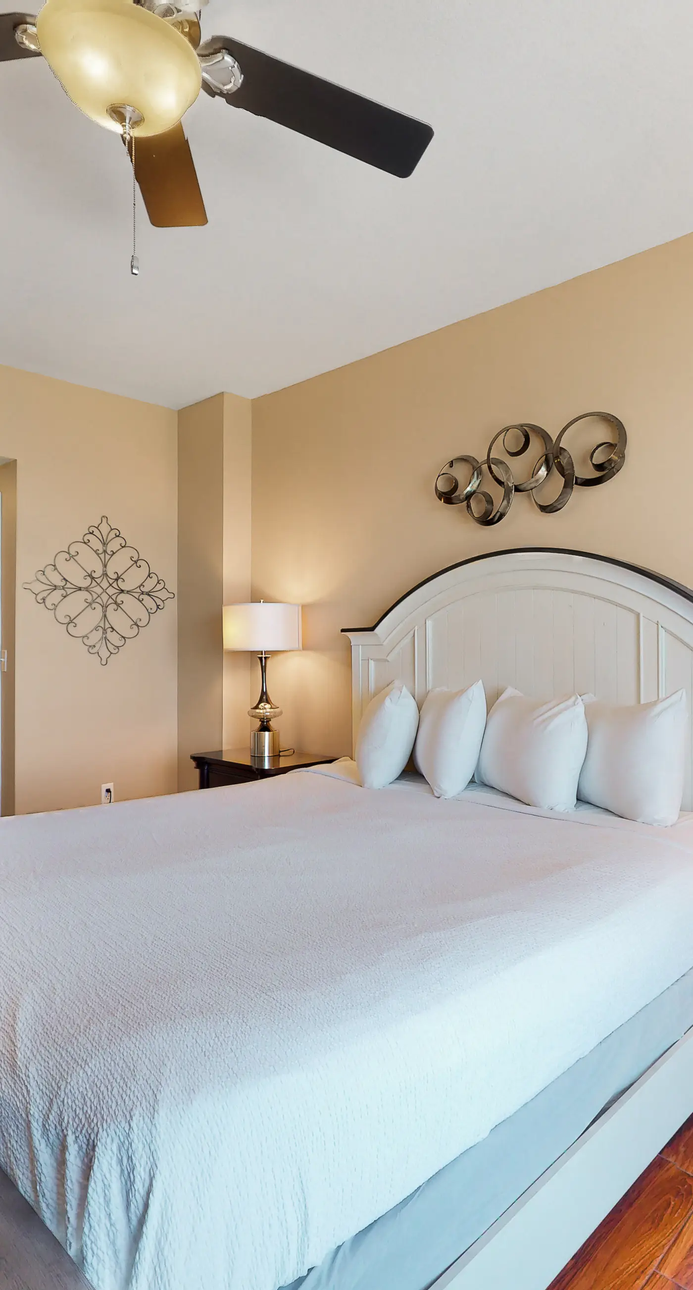 Welcoming waterfront condo with a furnished balcony, pool & pool spa