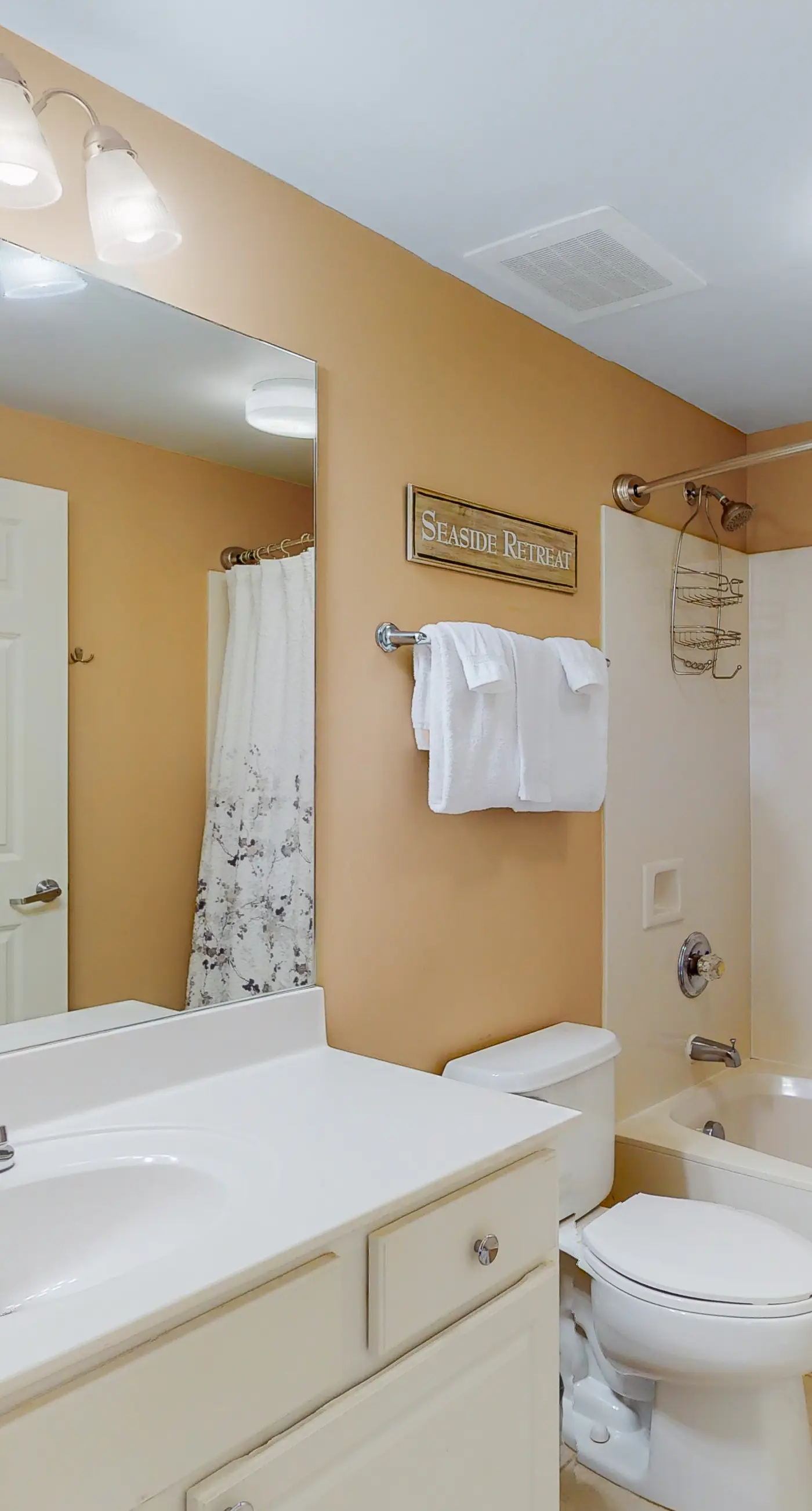 Welcoming waterfront condo with a furnished balcony, pool & pool spa