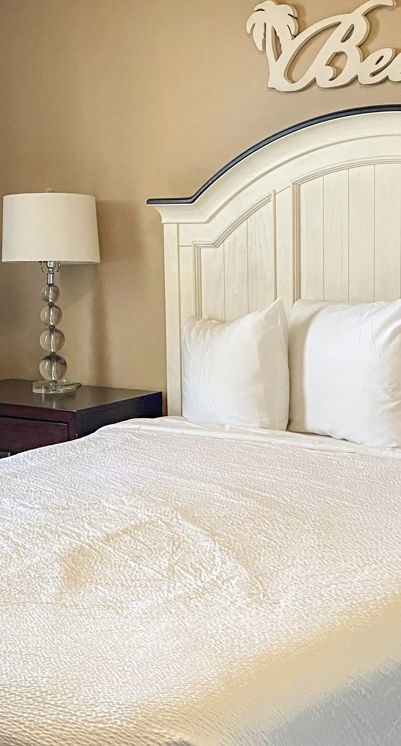 Welcoming waterfront condo with a furnished balcony, pool & pool spa