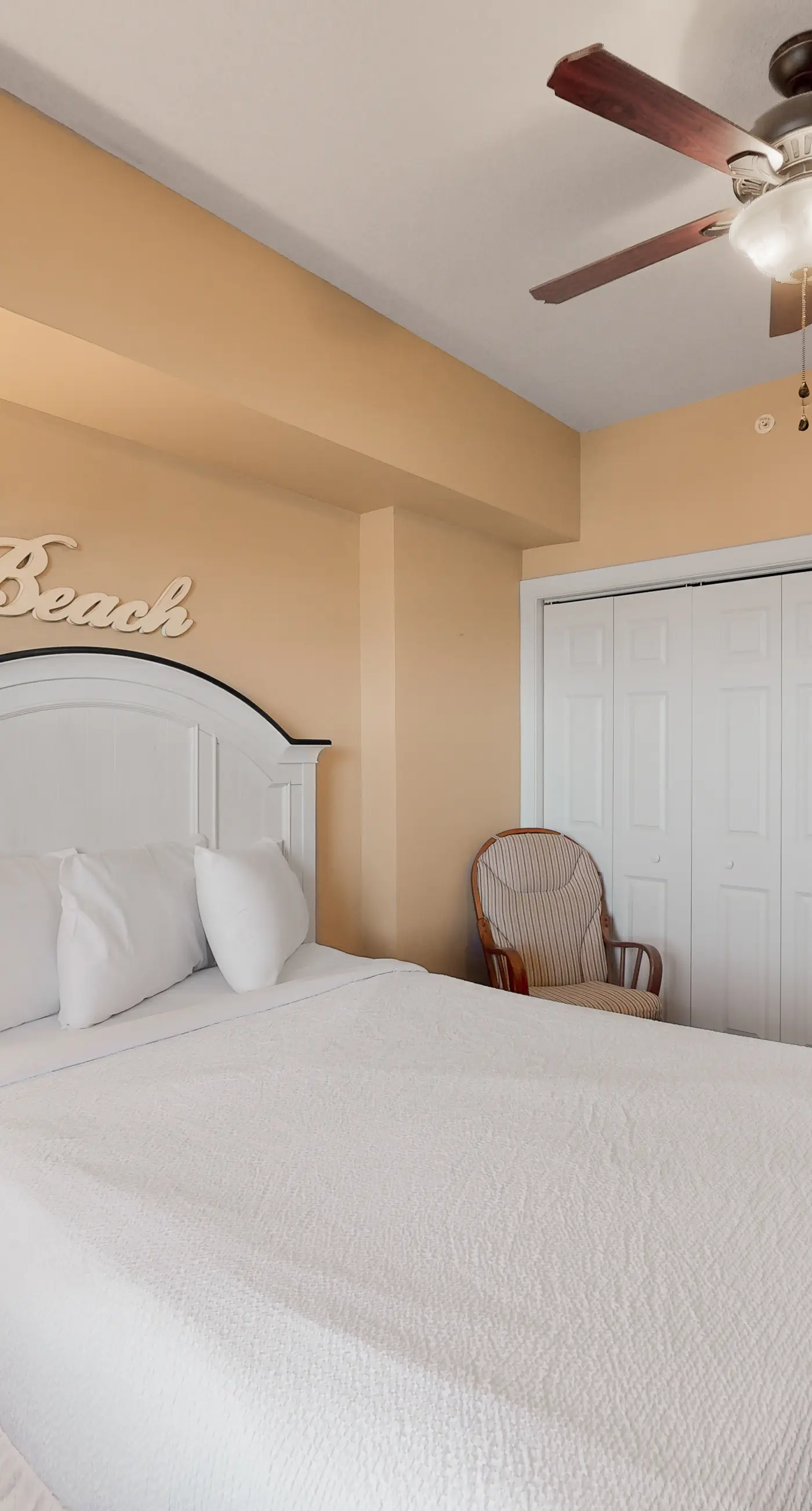 Welcoming waterfront condo with a furnished balcony, pool & pool spa