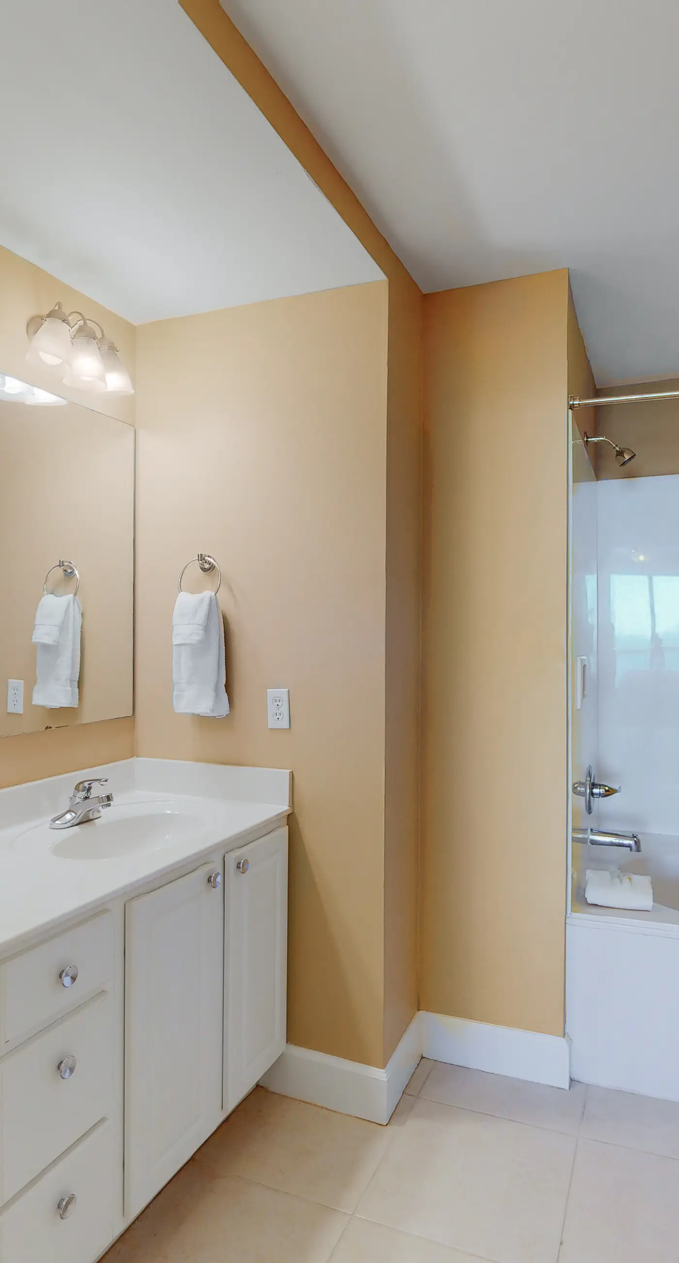 Welcoming waterfront condo with a furnished balcony, pool & pool spa