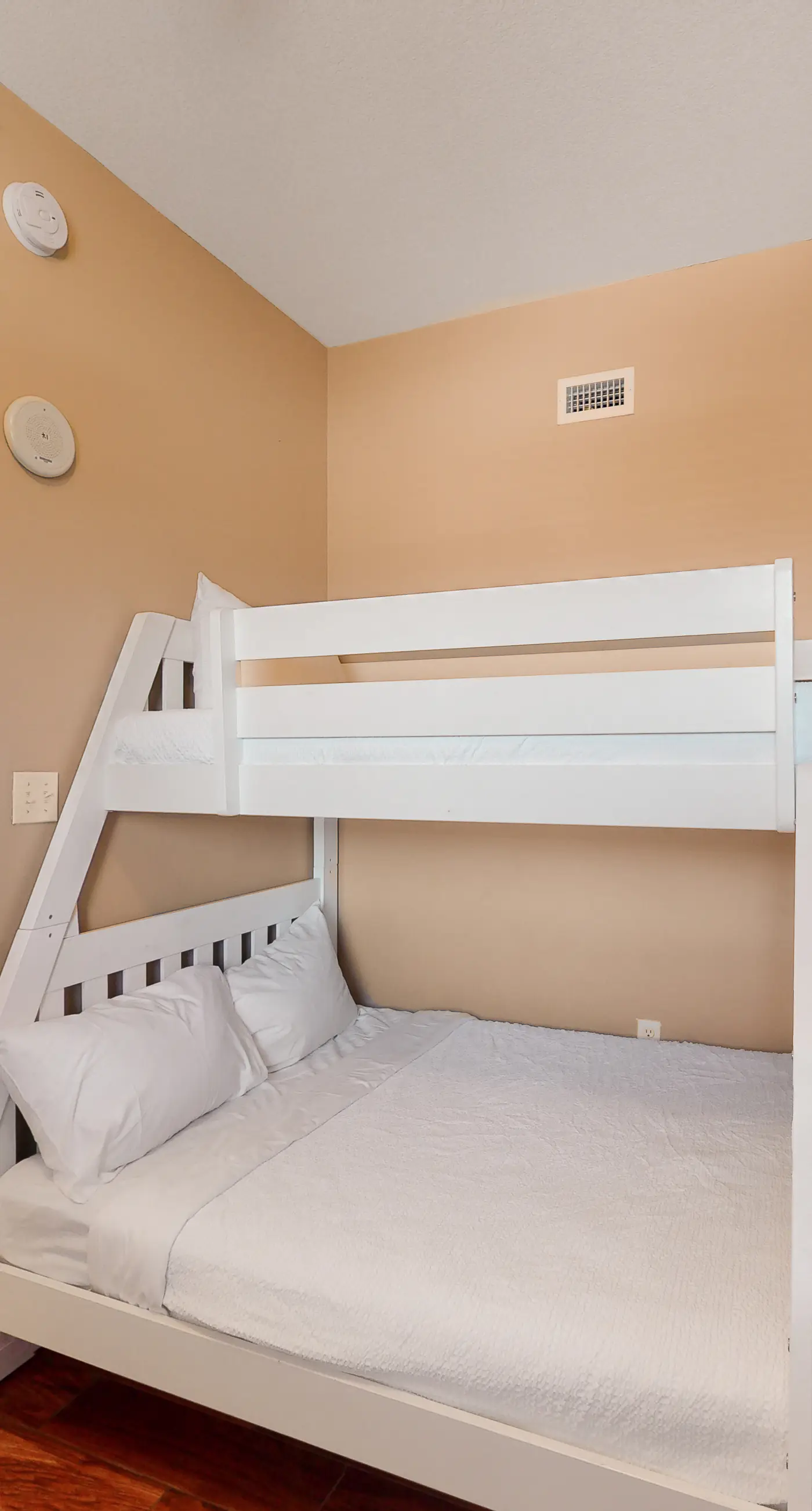 Welcoming waterfront condo with a furnished balcony, pool & pool spa