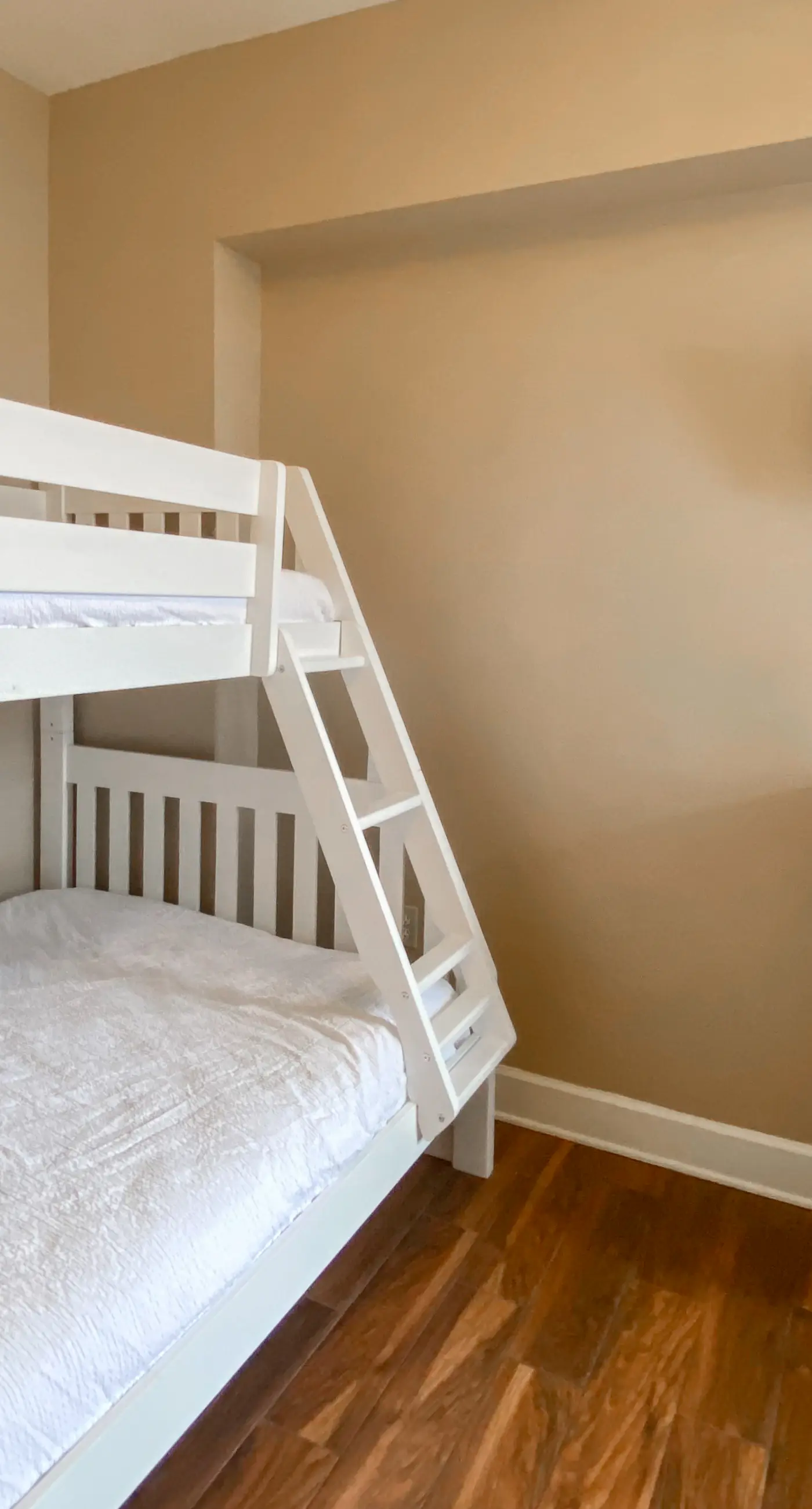 Welcoming waterfront condo with a furnished balcony, pool & pool spa