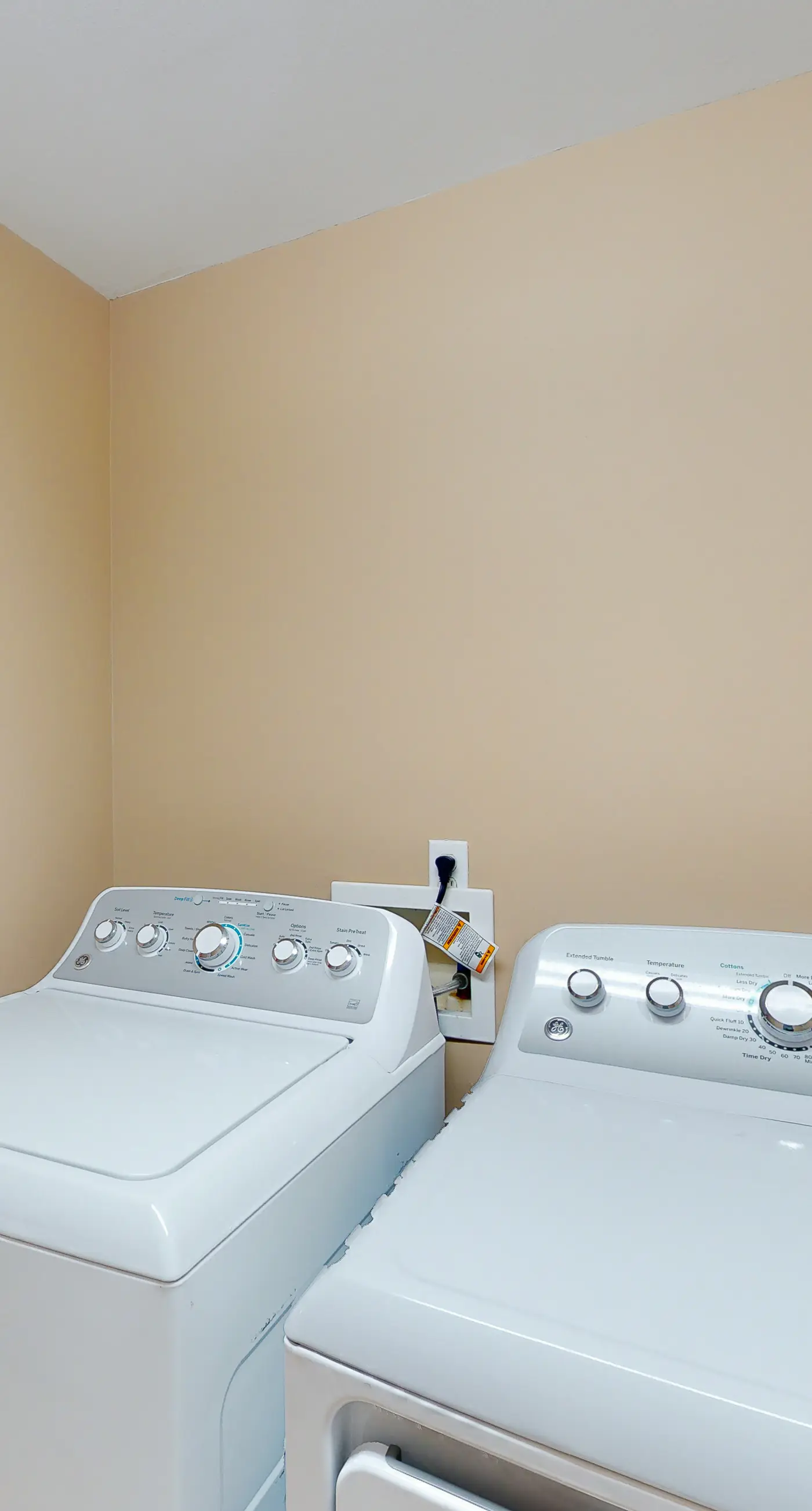 Welcoming waterfront condo with a furnished balcony, pool & pool spa