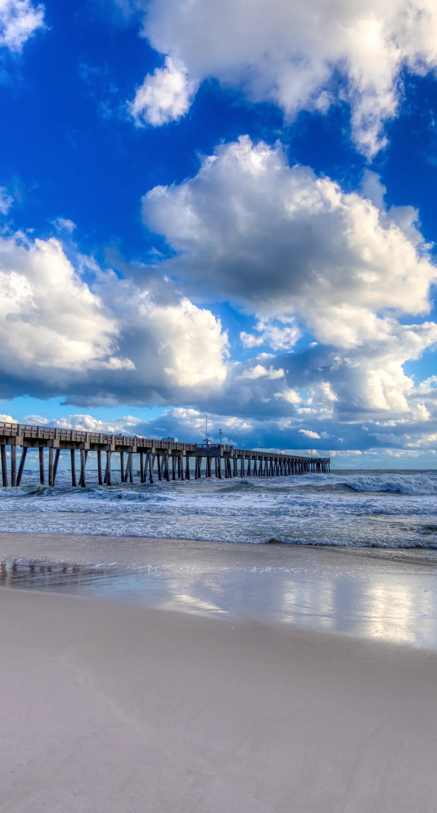 Welcoming waterfront condo with a furnished balcony, pool & pool spa