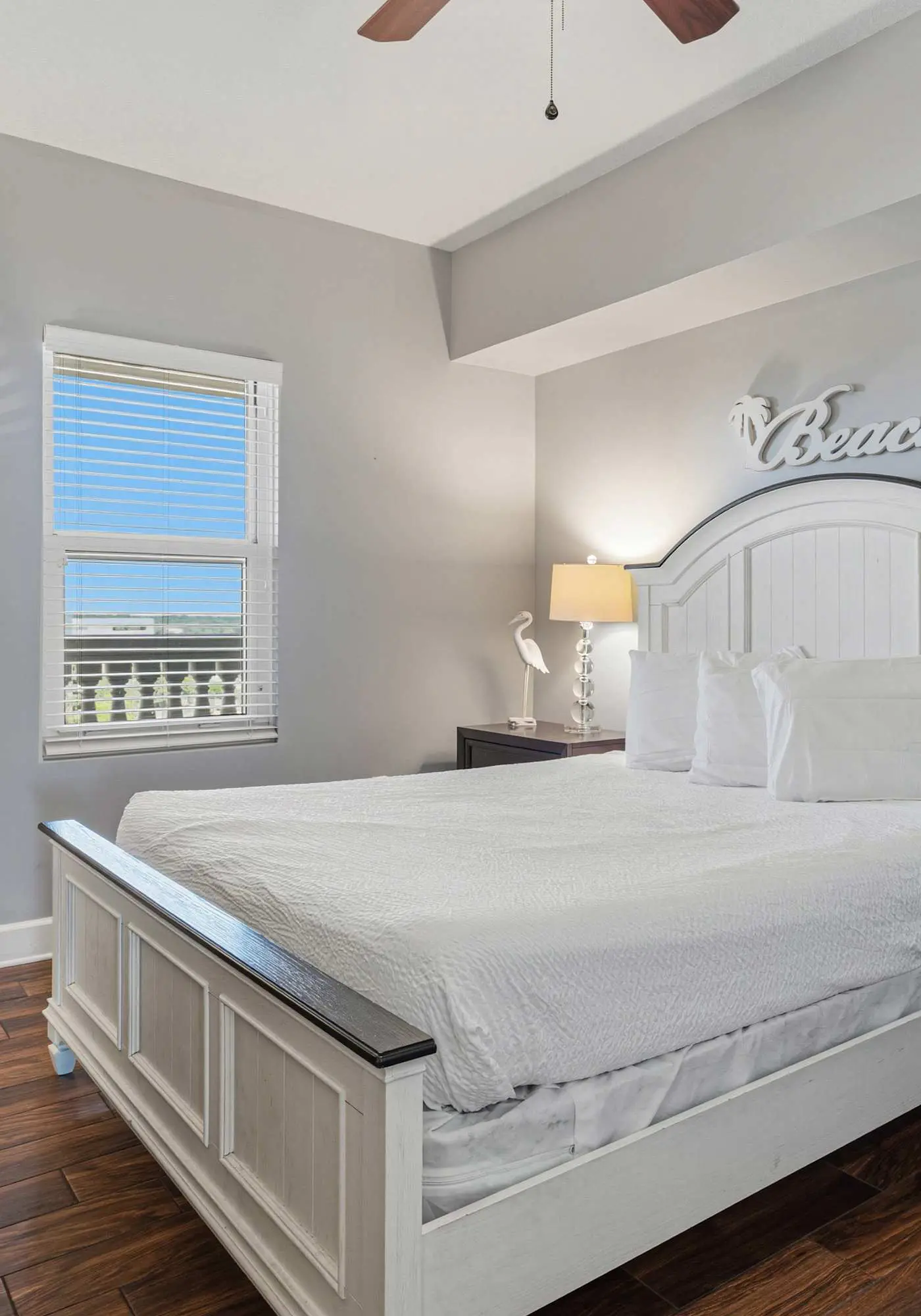 Welcoming waterfront condo with a furnished balcony, pool & pool spa