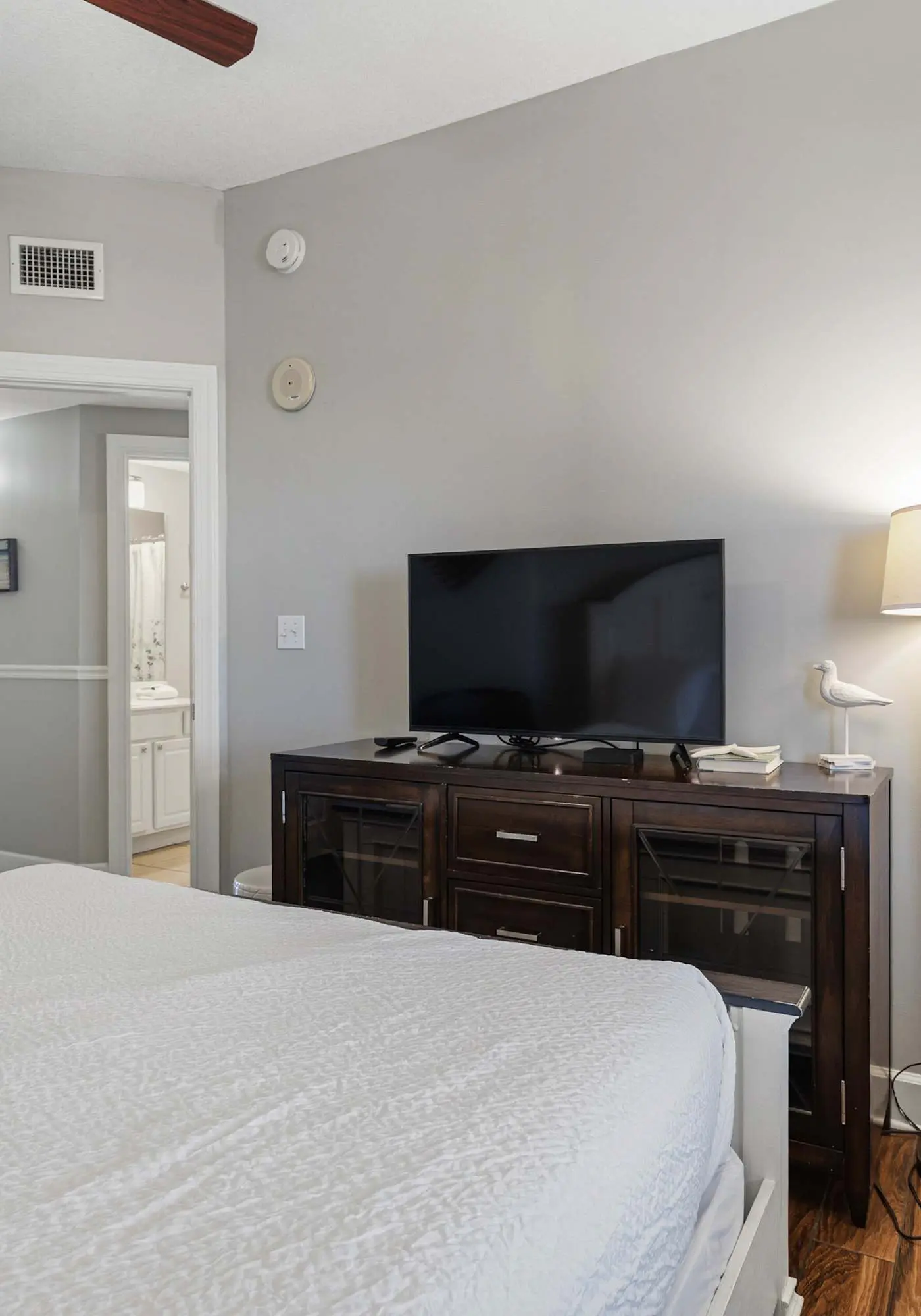Welcoming waterfront condo with a furnished balcony, pool & pool spa