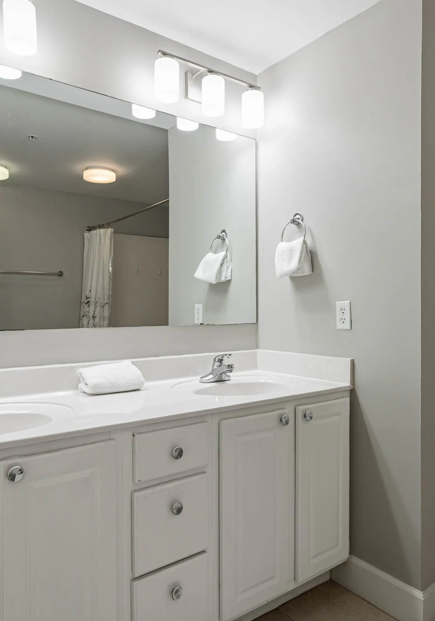 Welcoming waterfront condo with a furnished balcony, pool & pool spa