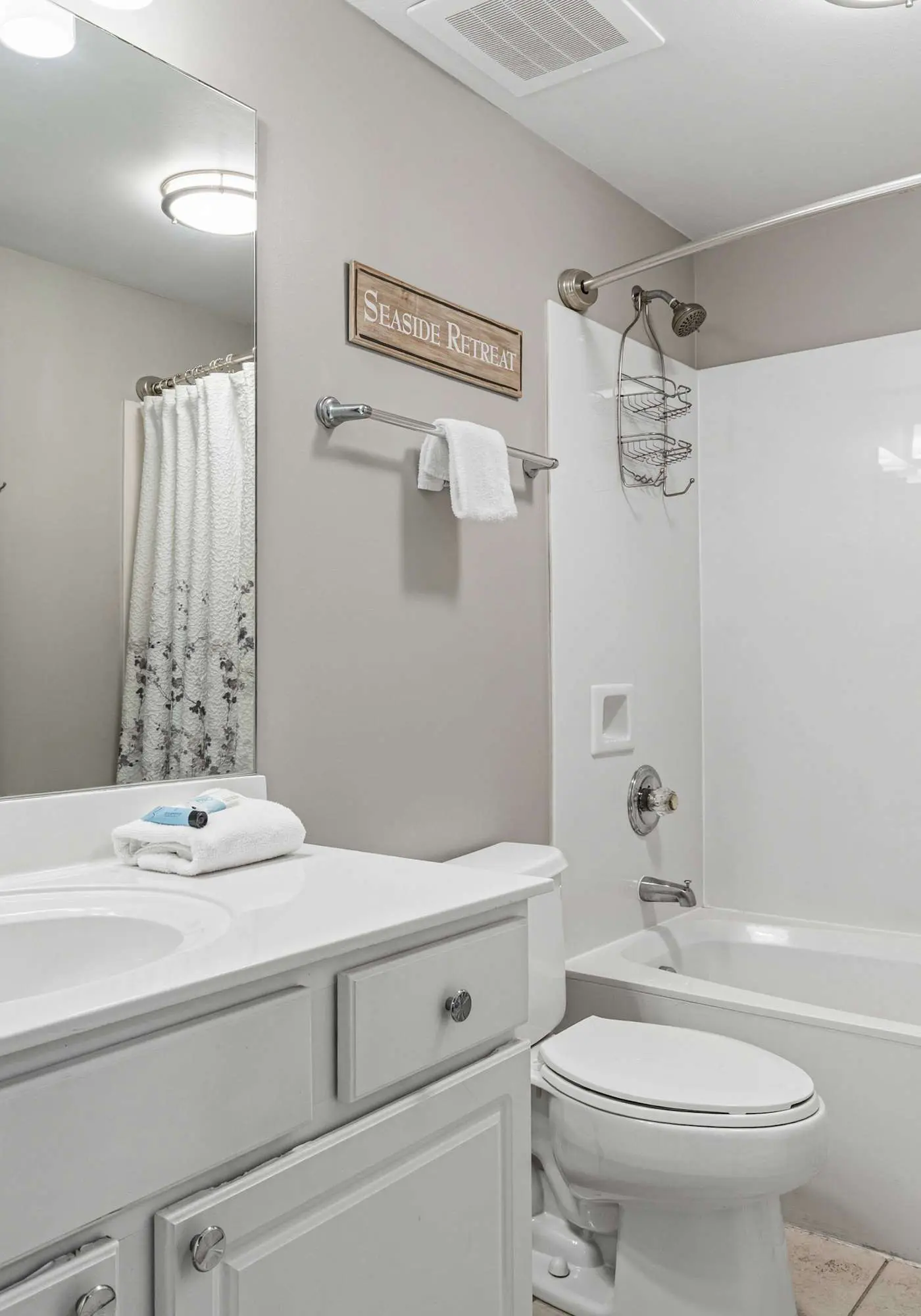 Welcoming waterfront condo with a furnished balcony, pool & pool spa