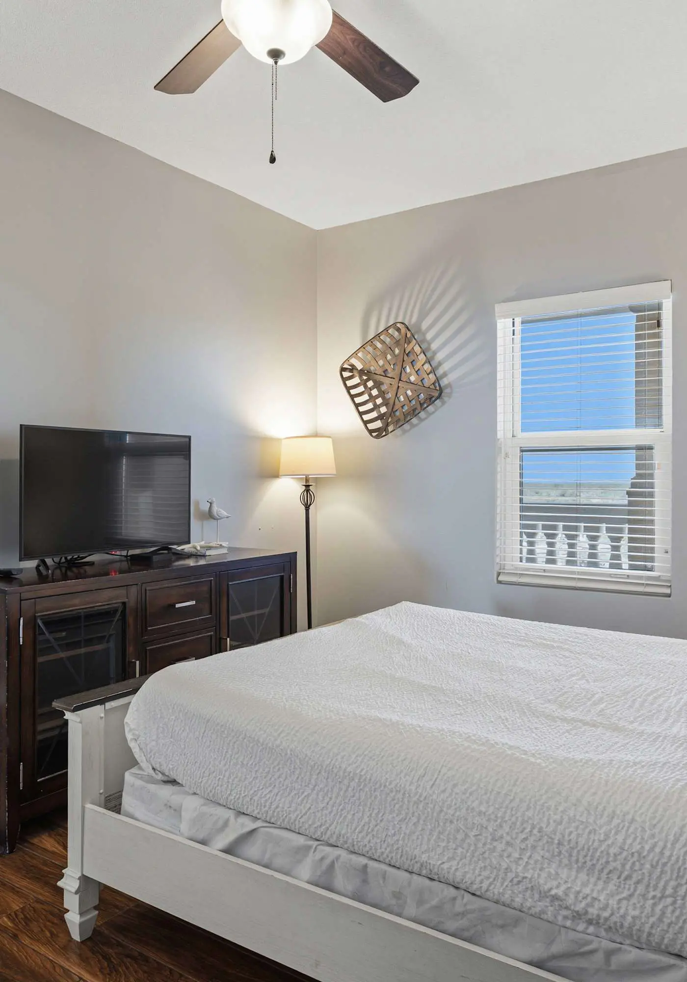 Welcoming waterfront condo with a furnished balcony, pool & pool spa