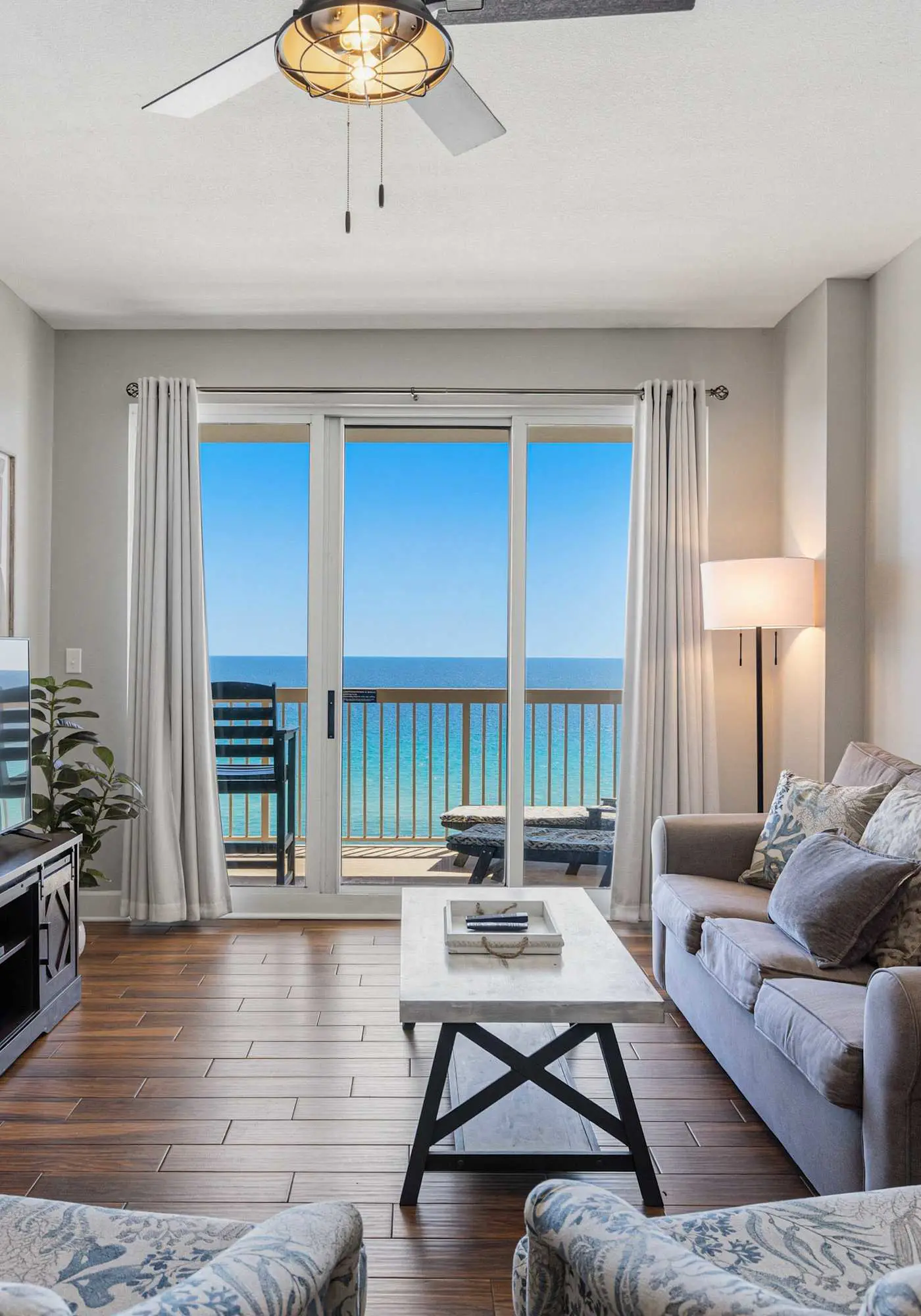 Welcoming waterfront condo with a furnished balcony, pool & pool spa