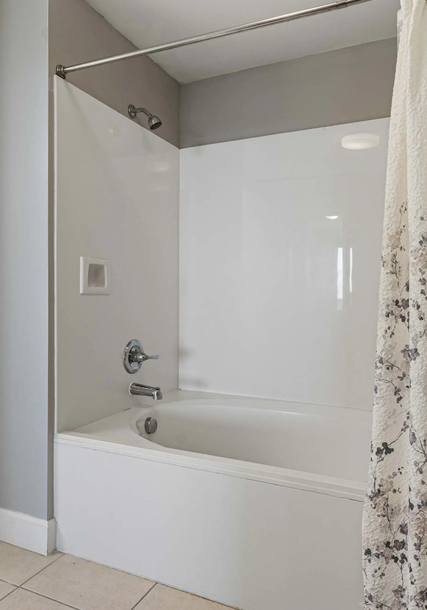 Welcoming waterfront condo with a furnished balcony, pool & pool spa