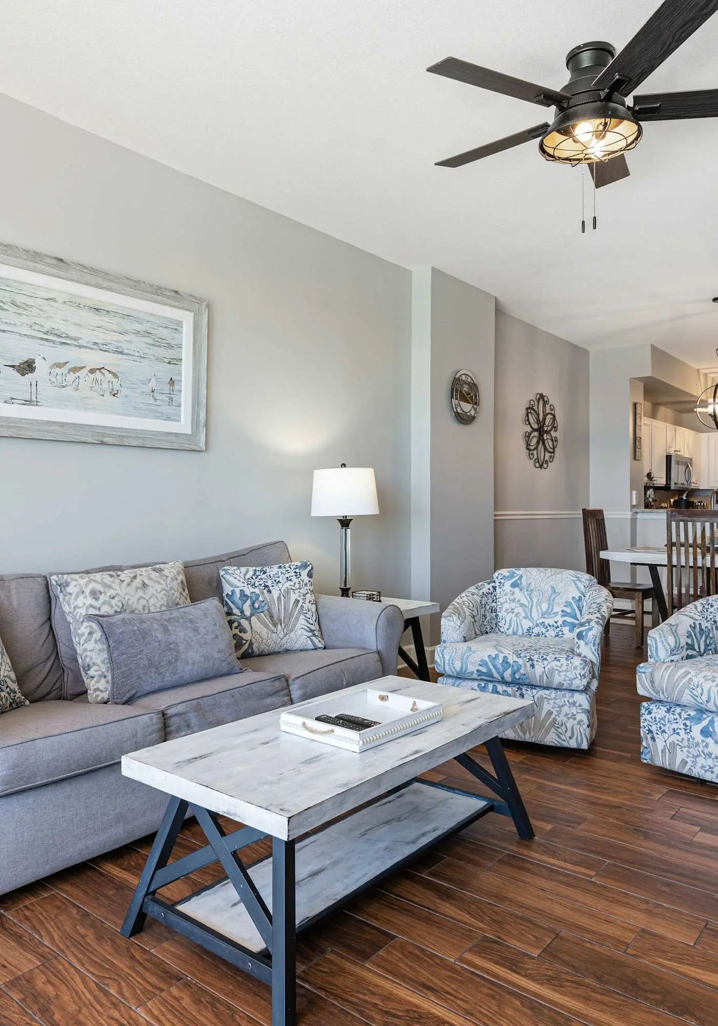 Welcoming waterfront condo with a furnished balcony, pool & pool spa