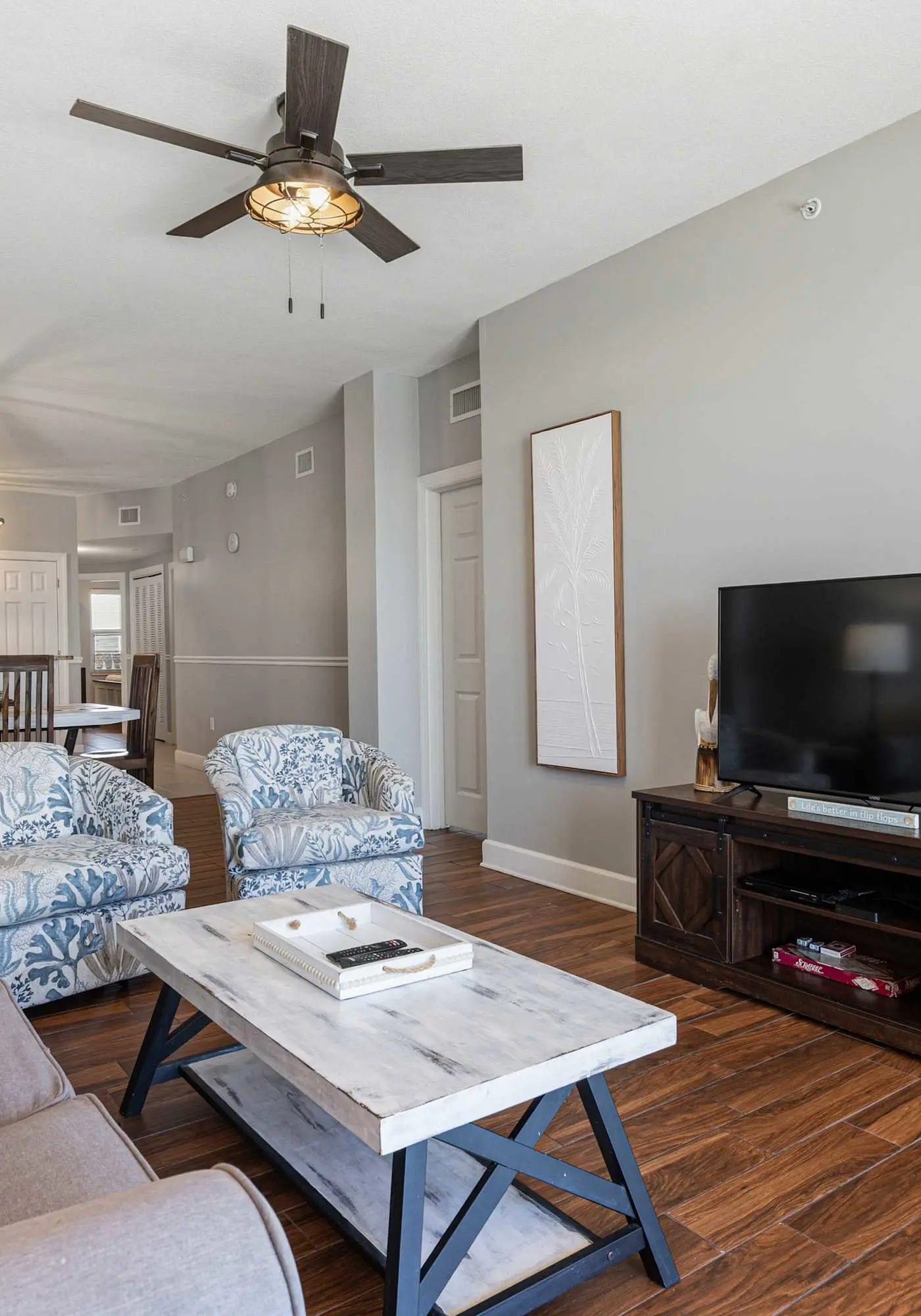 Welcoming waterfront condo with a furnished balcony, pool & pool spa