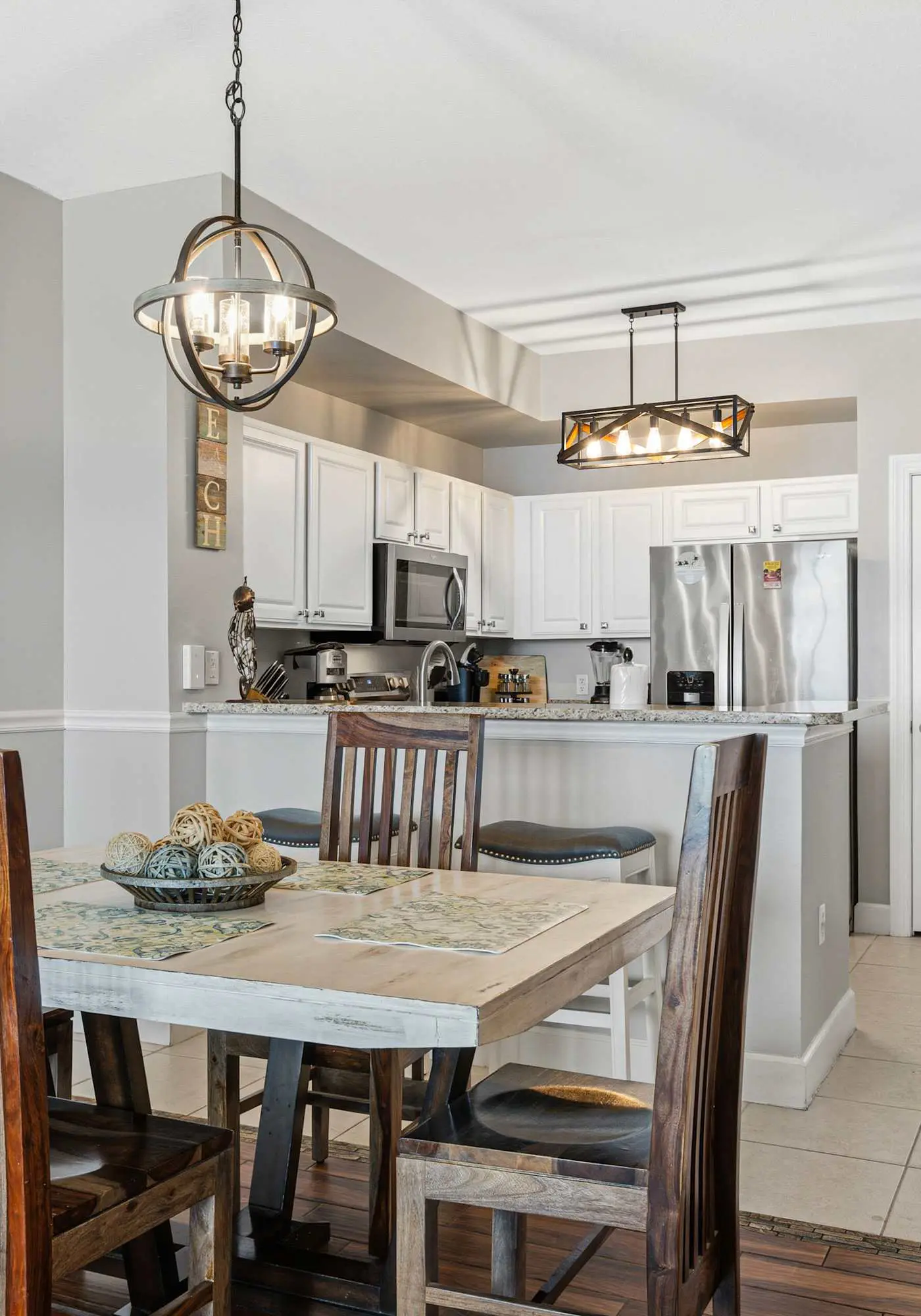 Welcoming waterfront condo with a furnished balcony, pool & pool spa