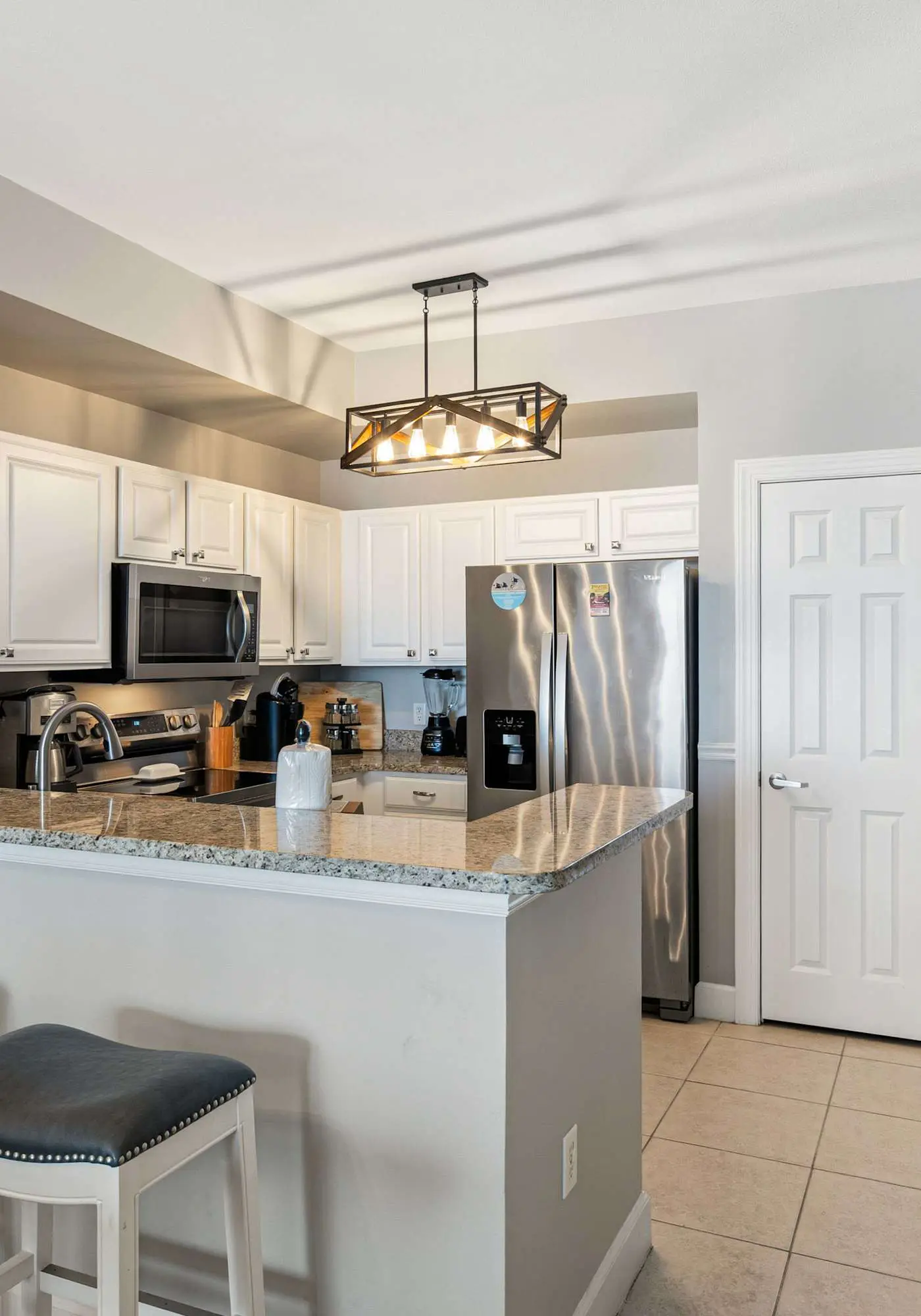 Welcoming waterfront condo with a furnished balcony, pool & pool spa