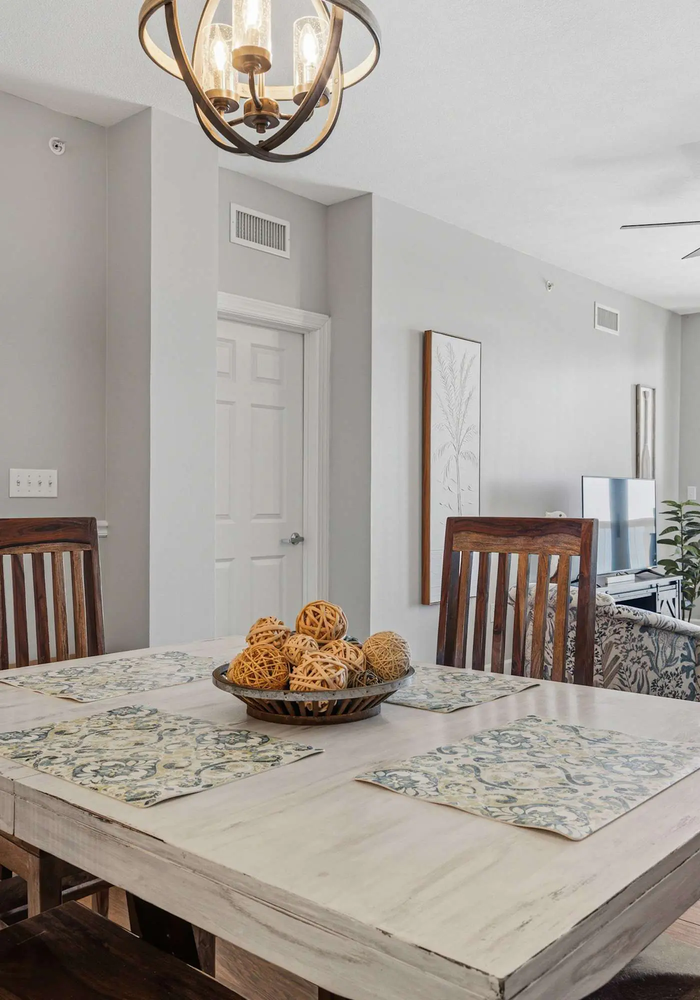 Welcoming waterfront condo with a furnished balcony, pool & pool spa