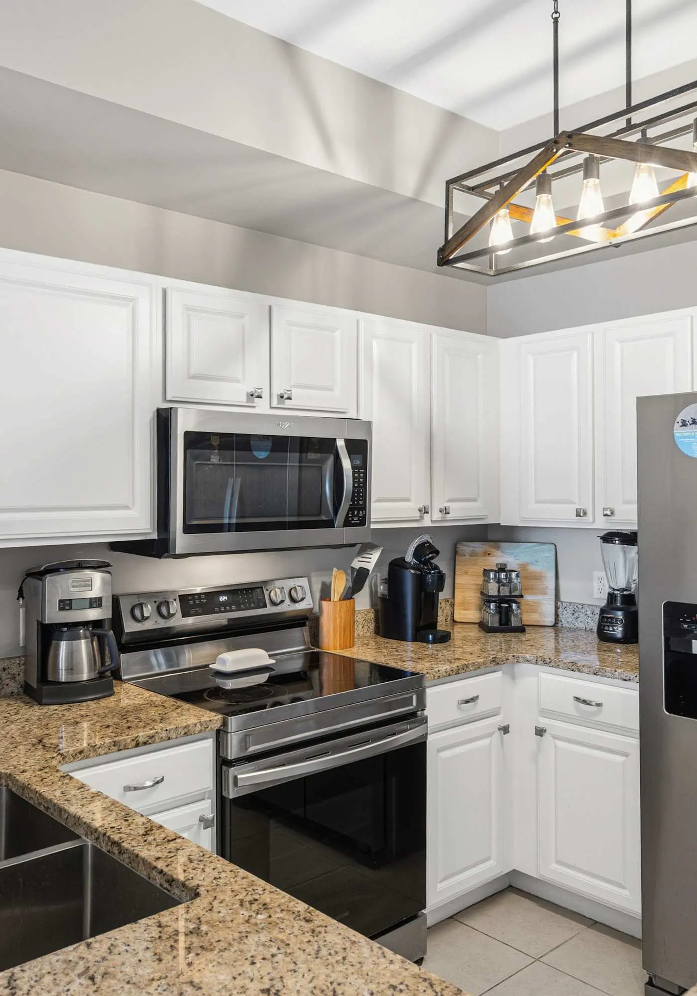 Welcoming waterfront condo with a furnished balcony, pool & pool spa