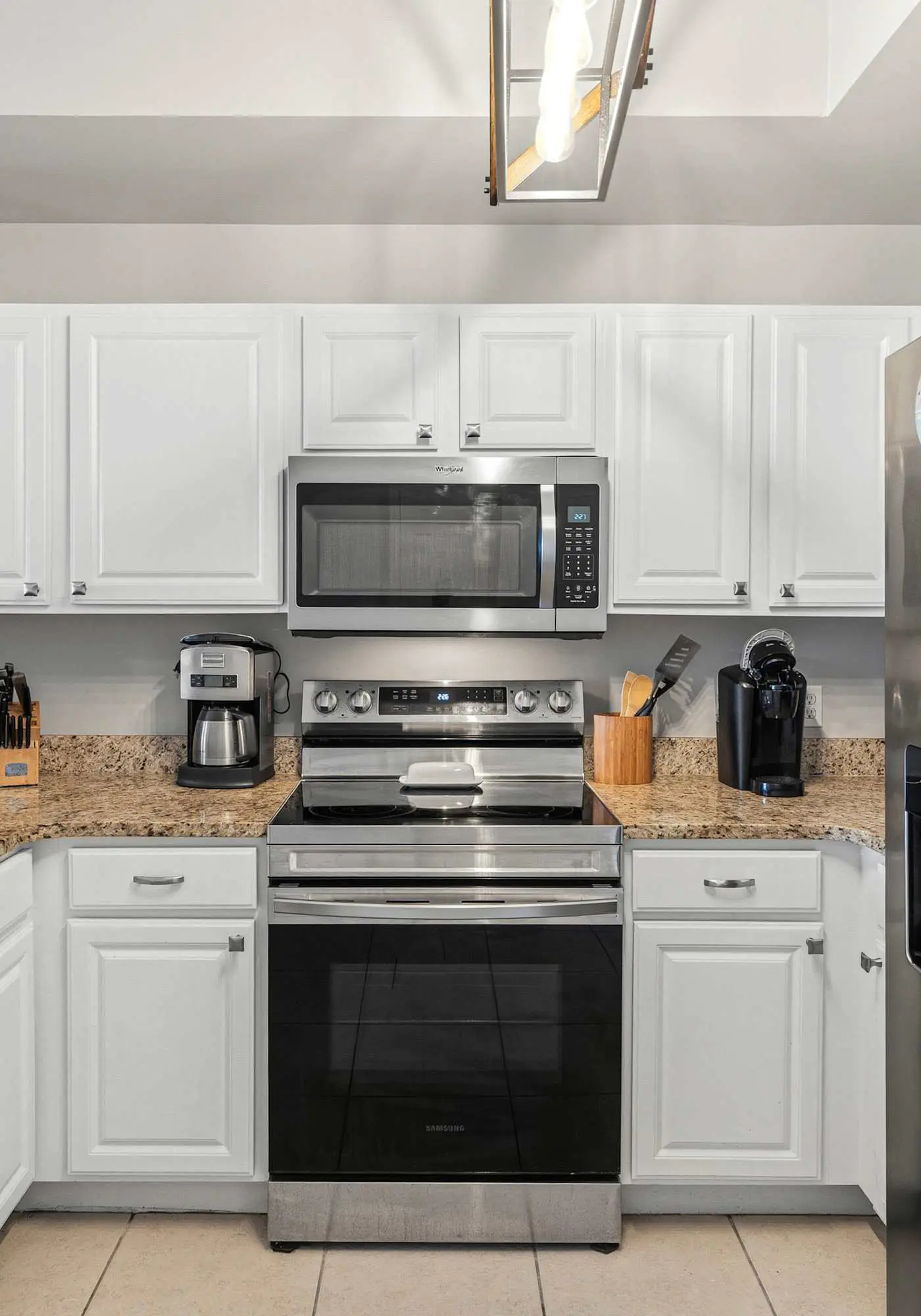 Welcoming waterfront condo with a furnished balcony, pool & pool spa