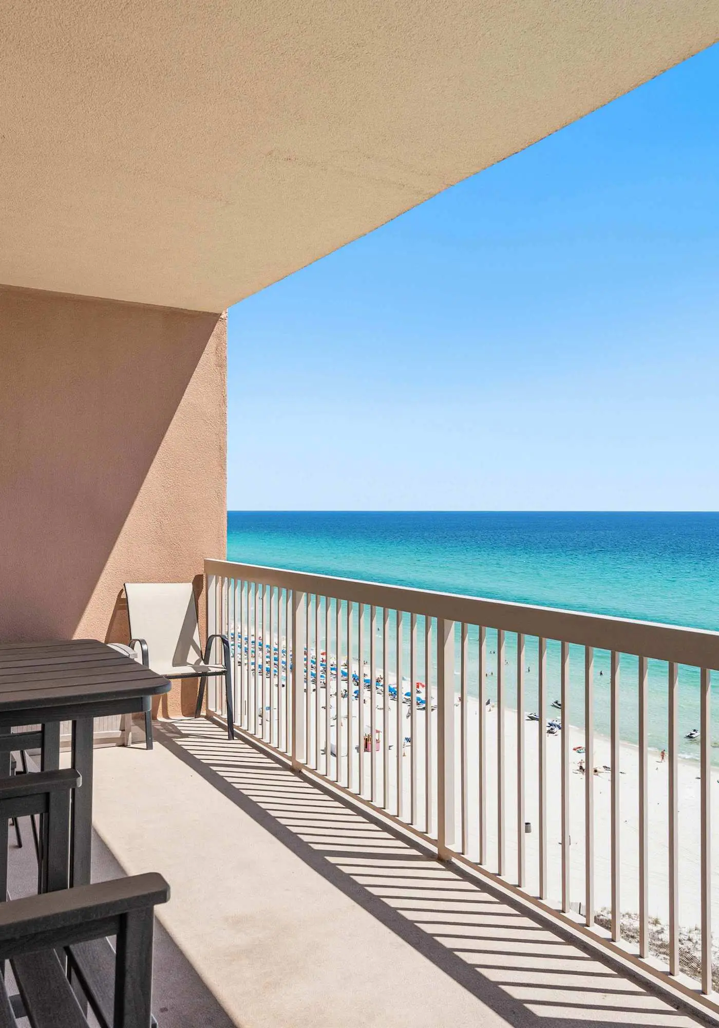Welcoming waterfront condo with a furnished balcony, pool & pool spa