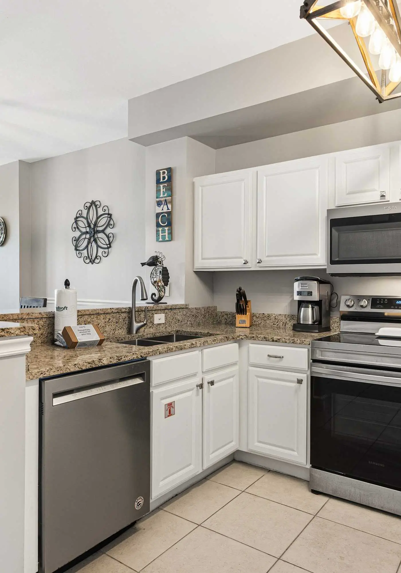 Welcoming waterfront condo with a furnished balcony, pool & pool spa