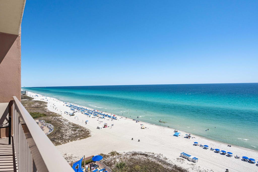 Welcoming waterfront condo with a furnished balcony, pool & pool spa