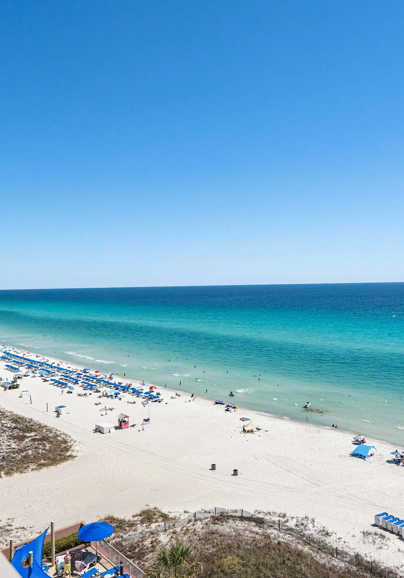 Welcoming waterfront condo with a furnished balcony, pool & pool spa
