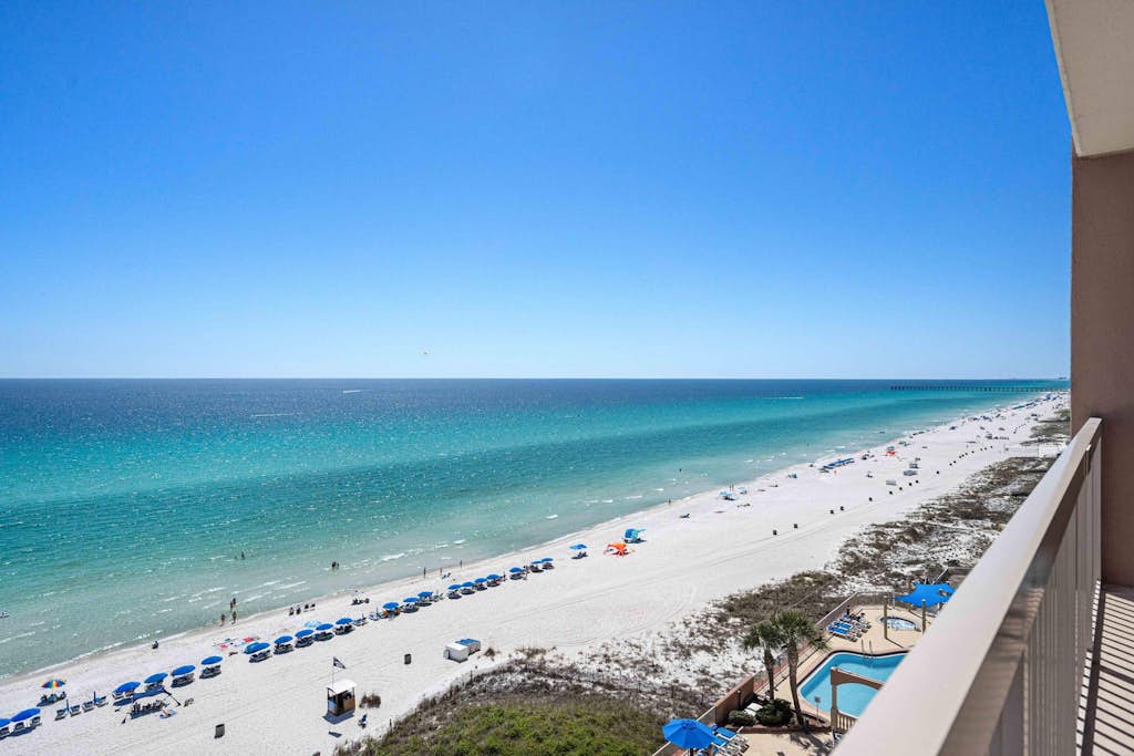 Welcoming waterfront condo with a furnished balcony, pool & pool spa