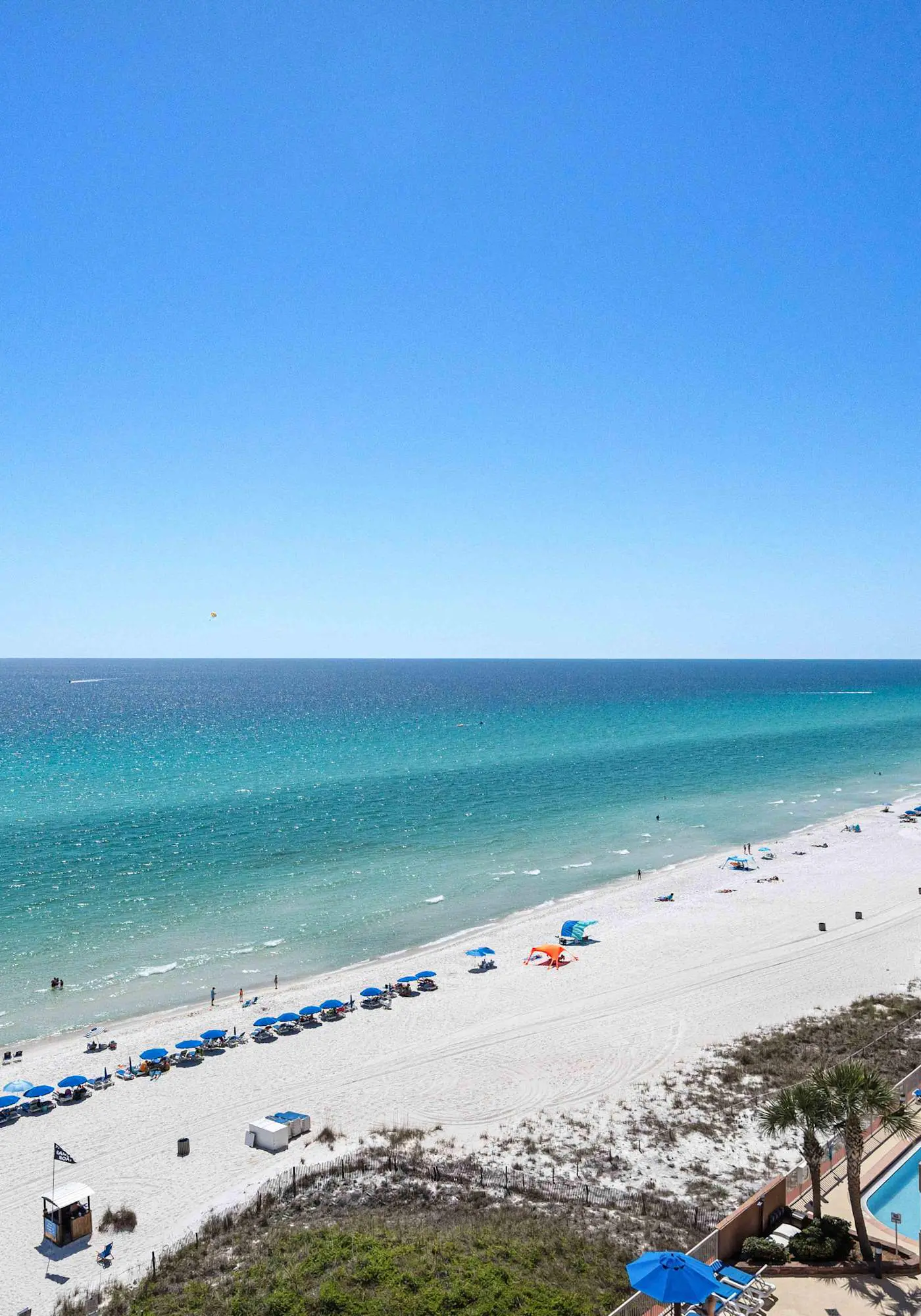 Welcoming waterfront condo with a furnished balcony, pool & pool spa