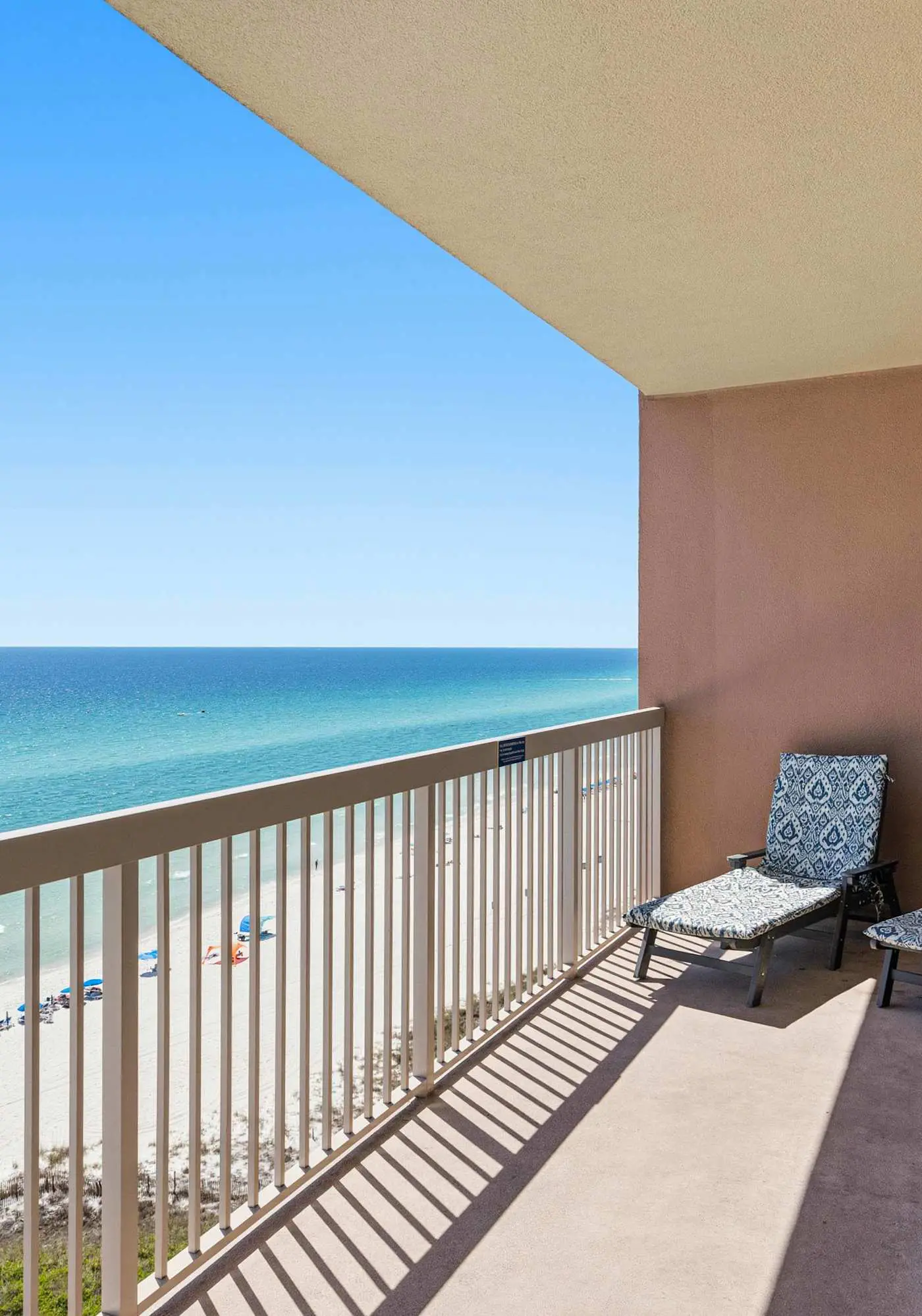 Welcoming waterfront condo with a furnished balcony, pool & pool spa