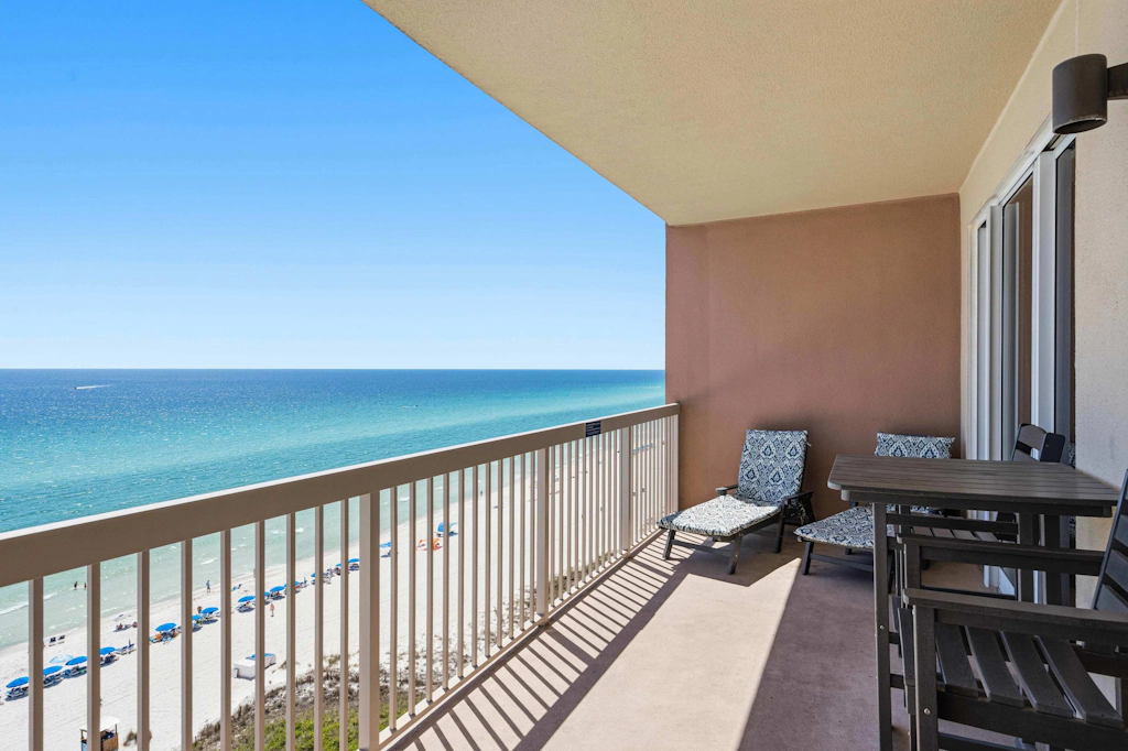 Welcoming waterfront condo with a furnished balcony, pool & pool spa