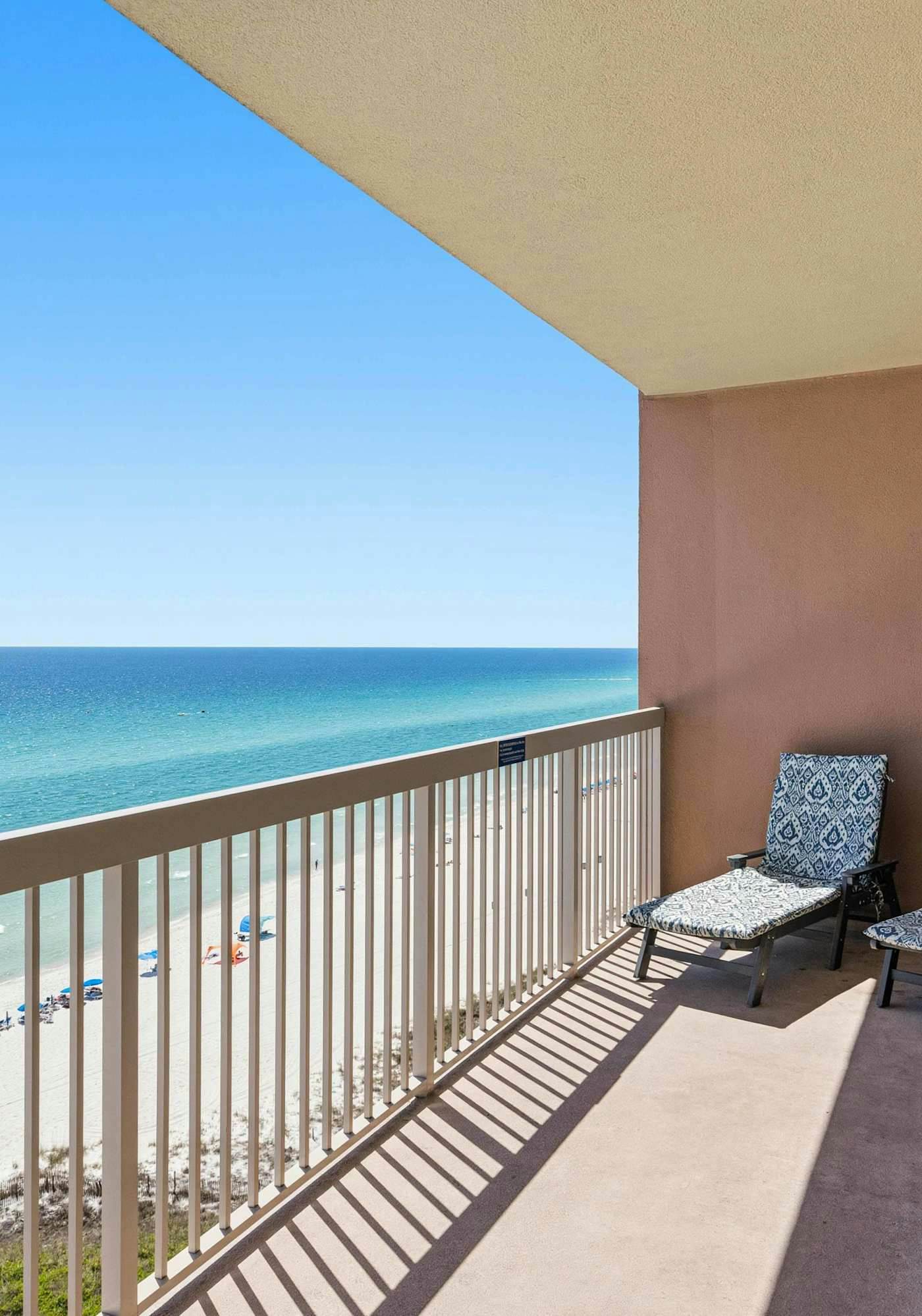 Welcoming waterfront condo with a furnished balcony, pool & pool spa