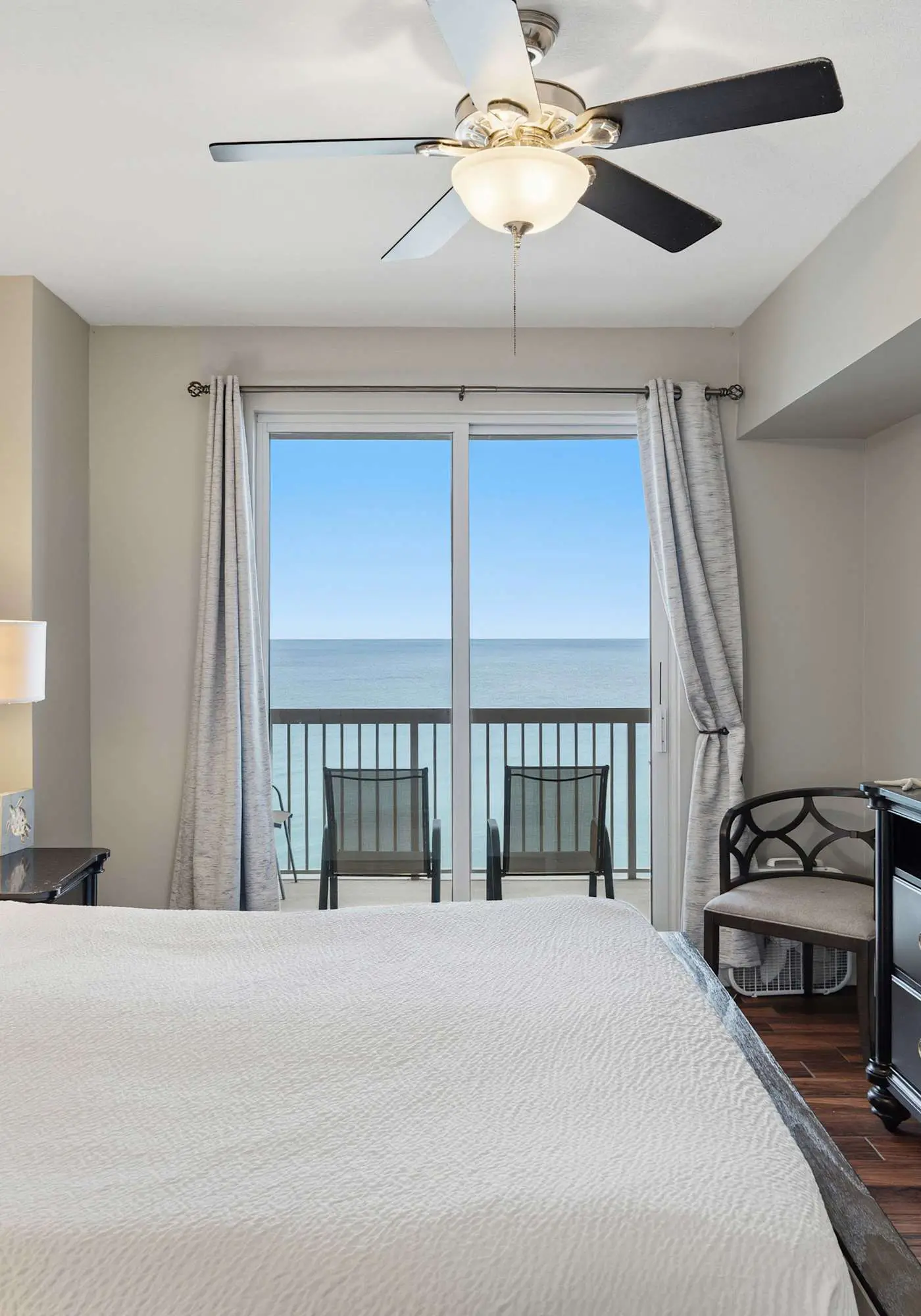 Welcoming waterfront condo with a furnished balcony, pool & pool spa