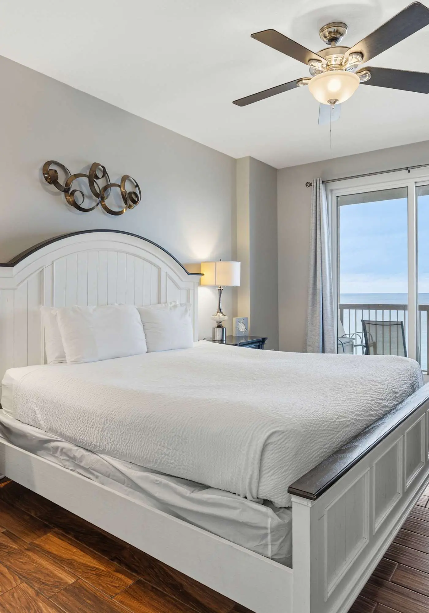 Welcoming waterfront condo with a furnished balcony, pool & pool spa