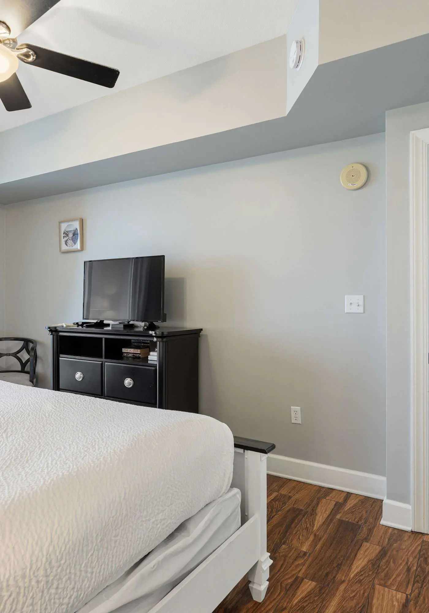 Welcoming waterfront condo with a furnished balcony, pool & pool spa