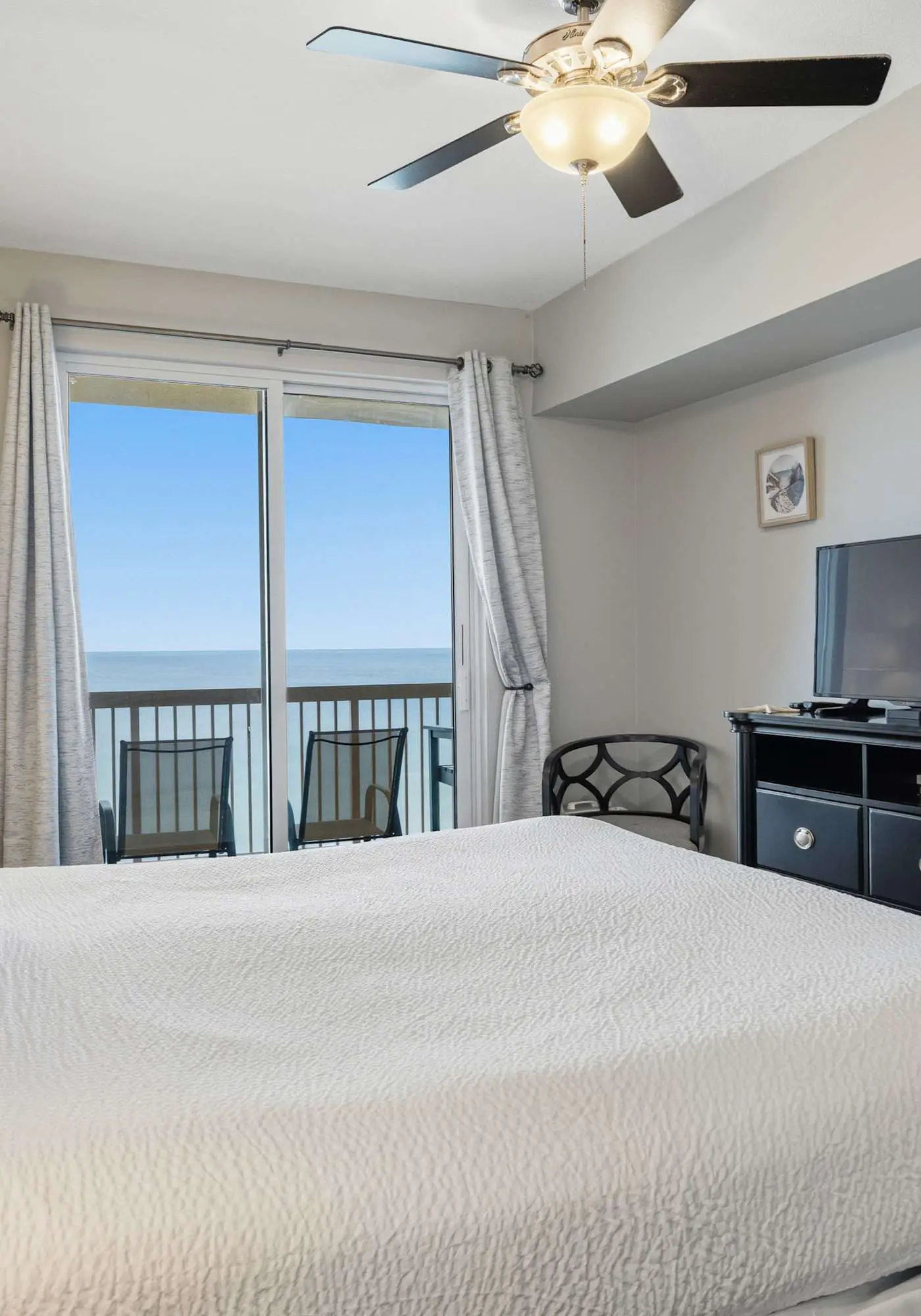 Welcoming waterfront condo with a furnished balcony, pool & pool spa