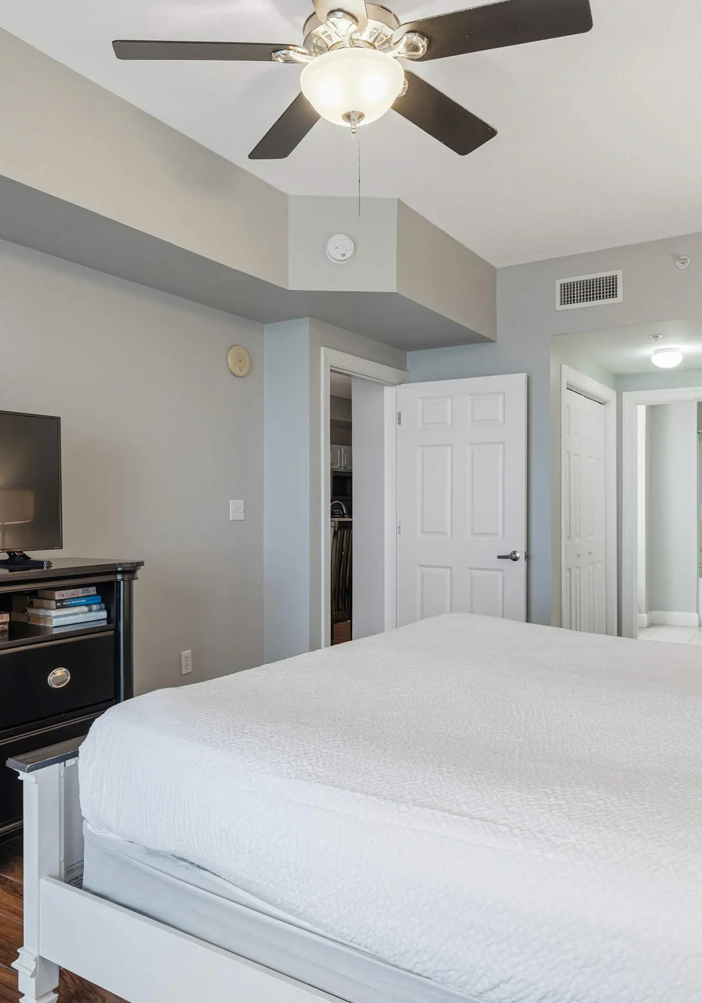 Welcoming waterfront condo with a furnished balcony, pool & pool spa