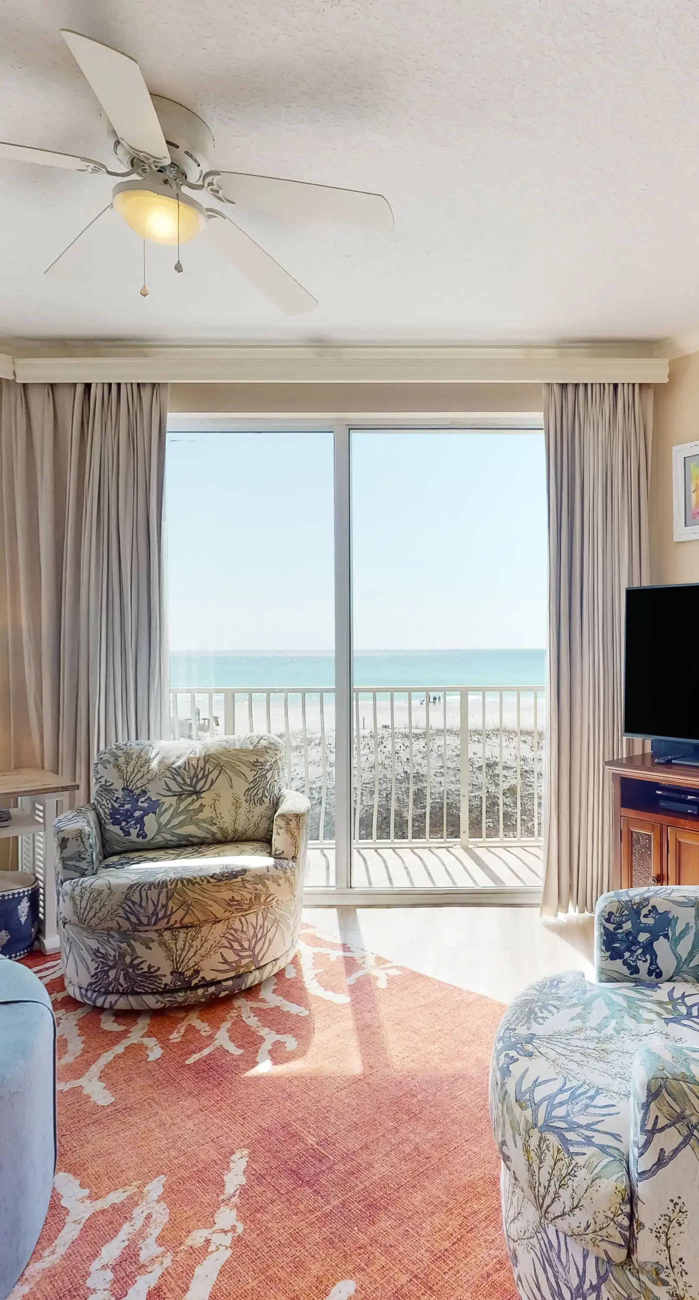 Gulf-front 3-bedroom condo with bonus bunk room & pickleball