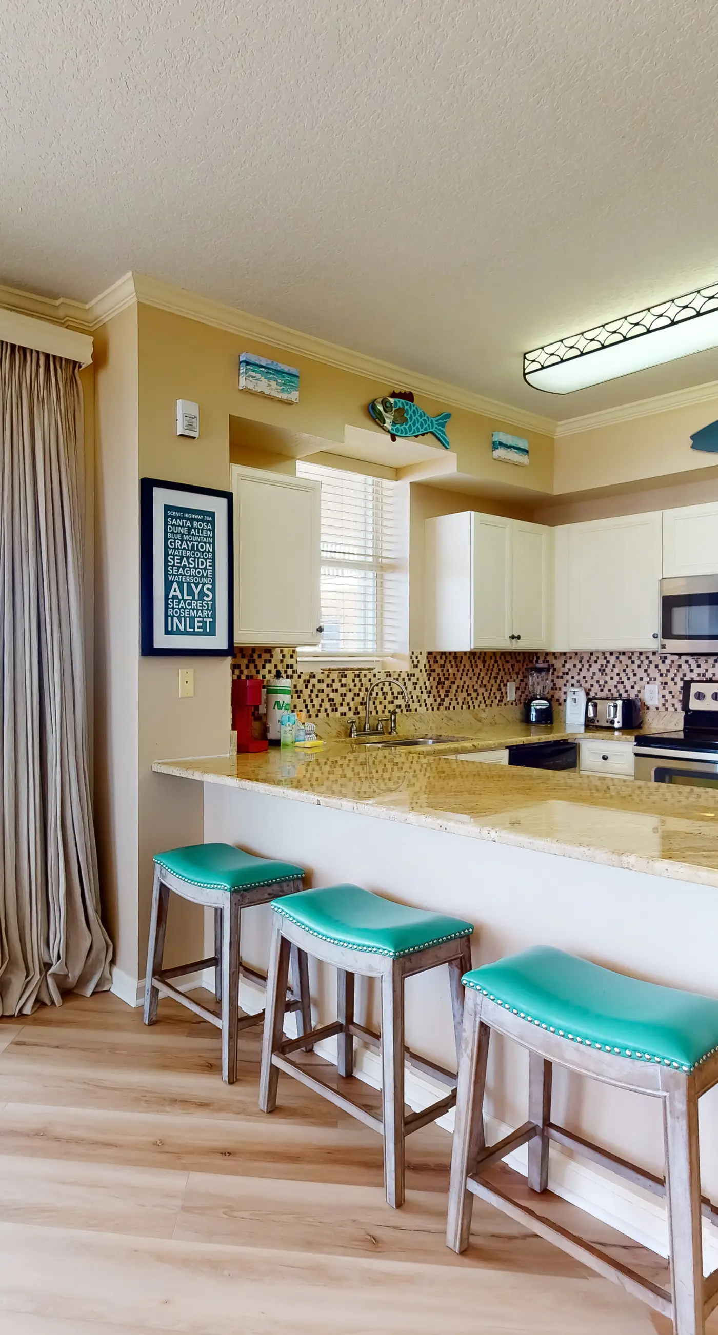 Gulf-front 3-bedroom condo with bonus bunk room & pickleball