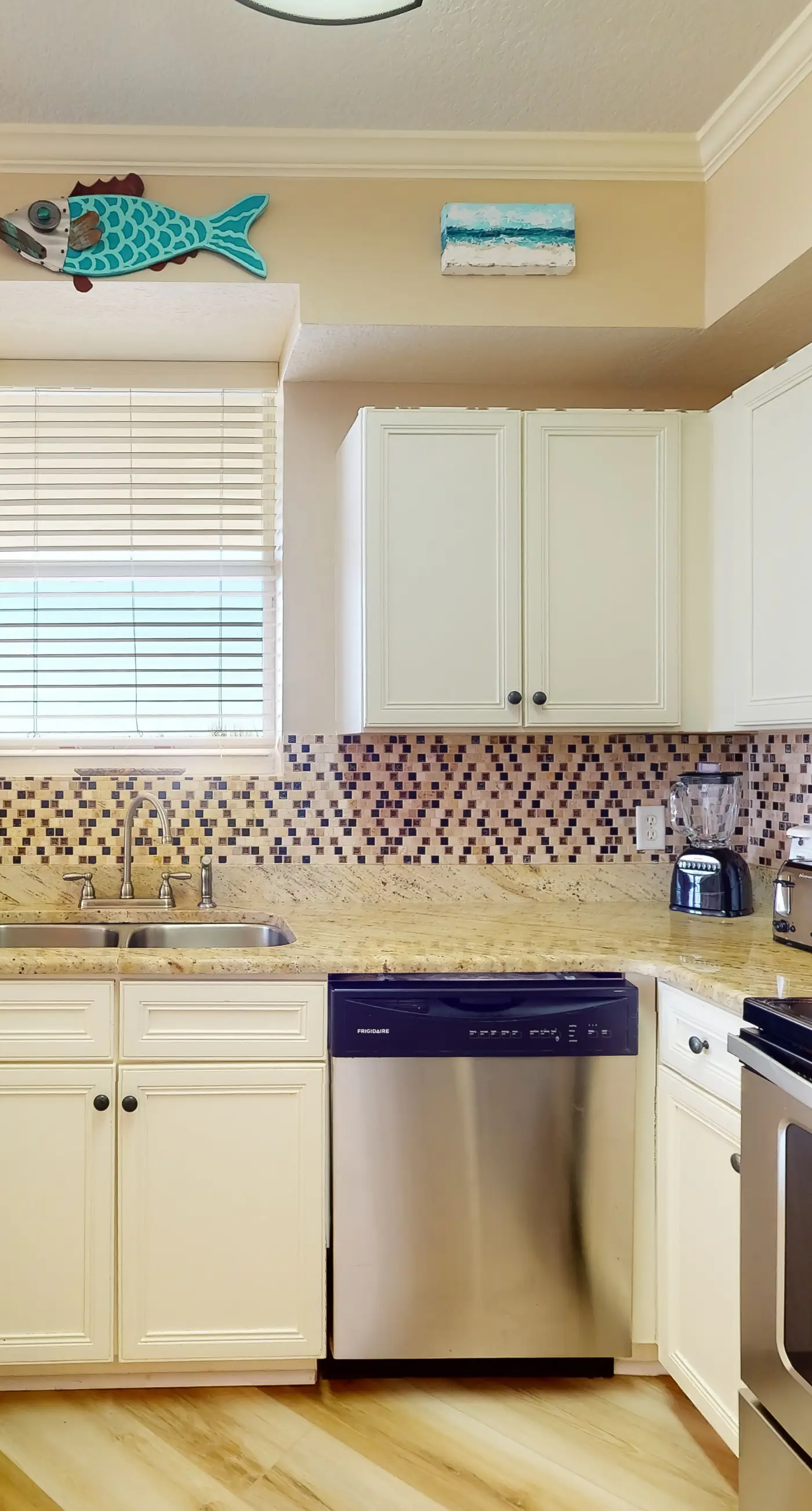 Gulf-front 3-bedroom condo with bonus bunk room & pickleball