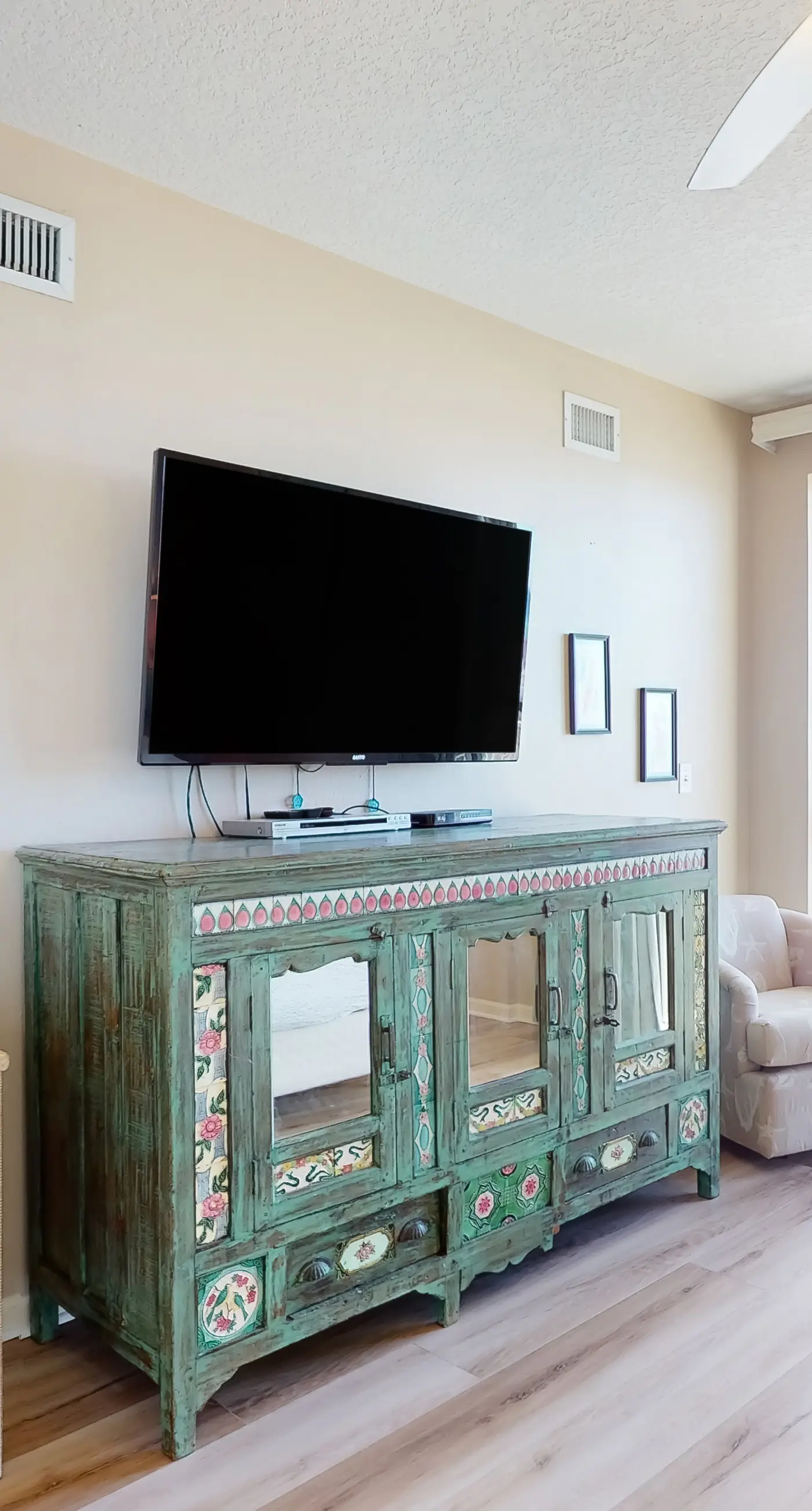 Gulf-front 3-bedroom condo with bonus bunk room & pickleball