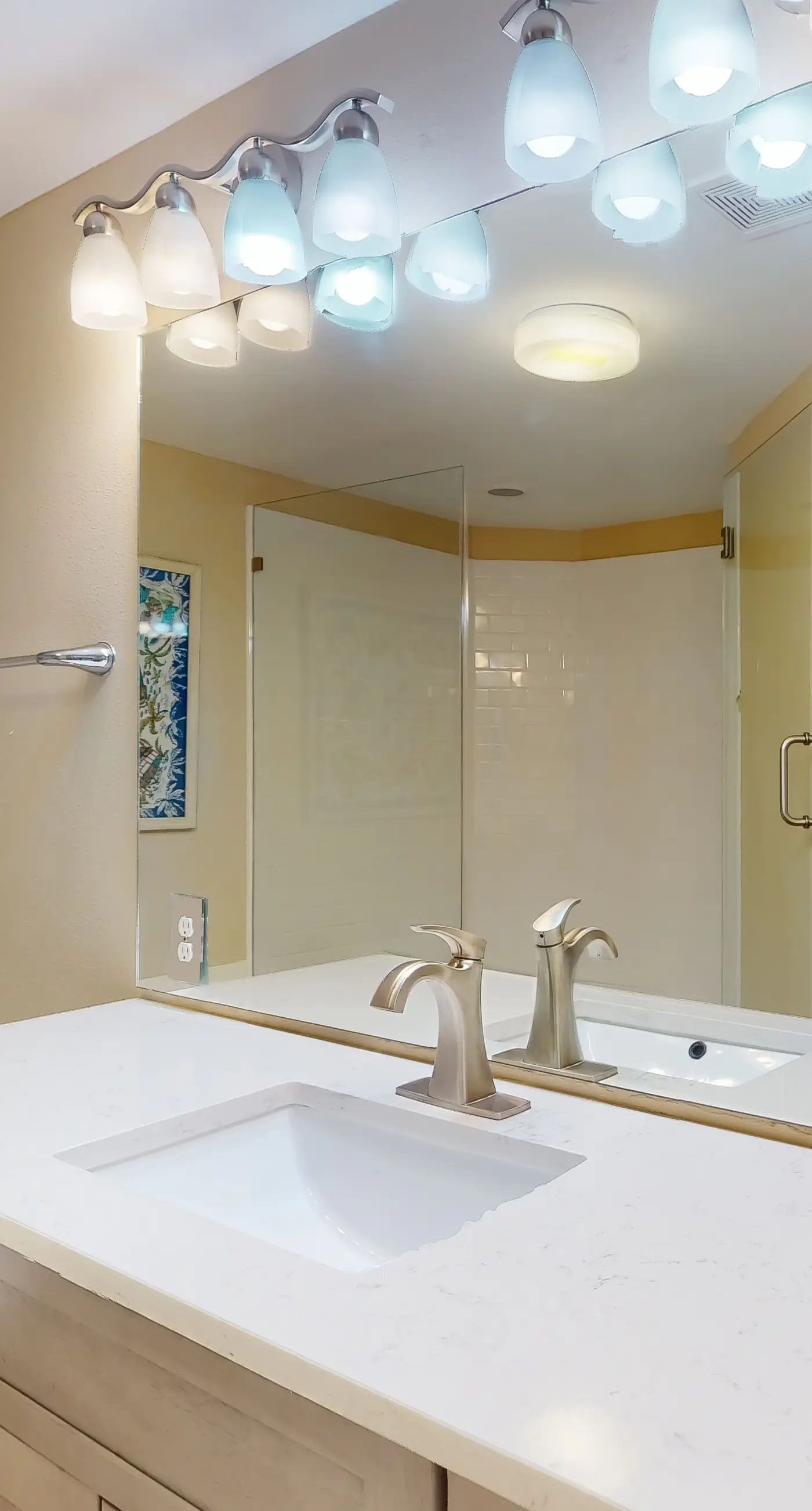 Gulf-front 3-bedroom condo with bonus bunk room & pickleball