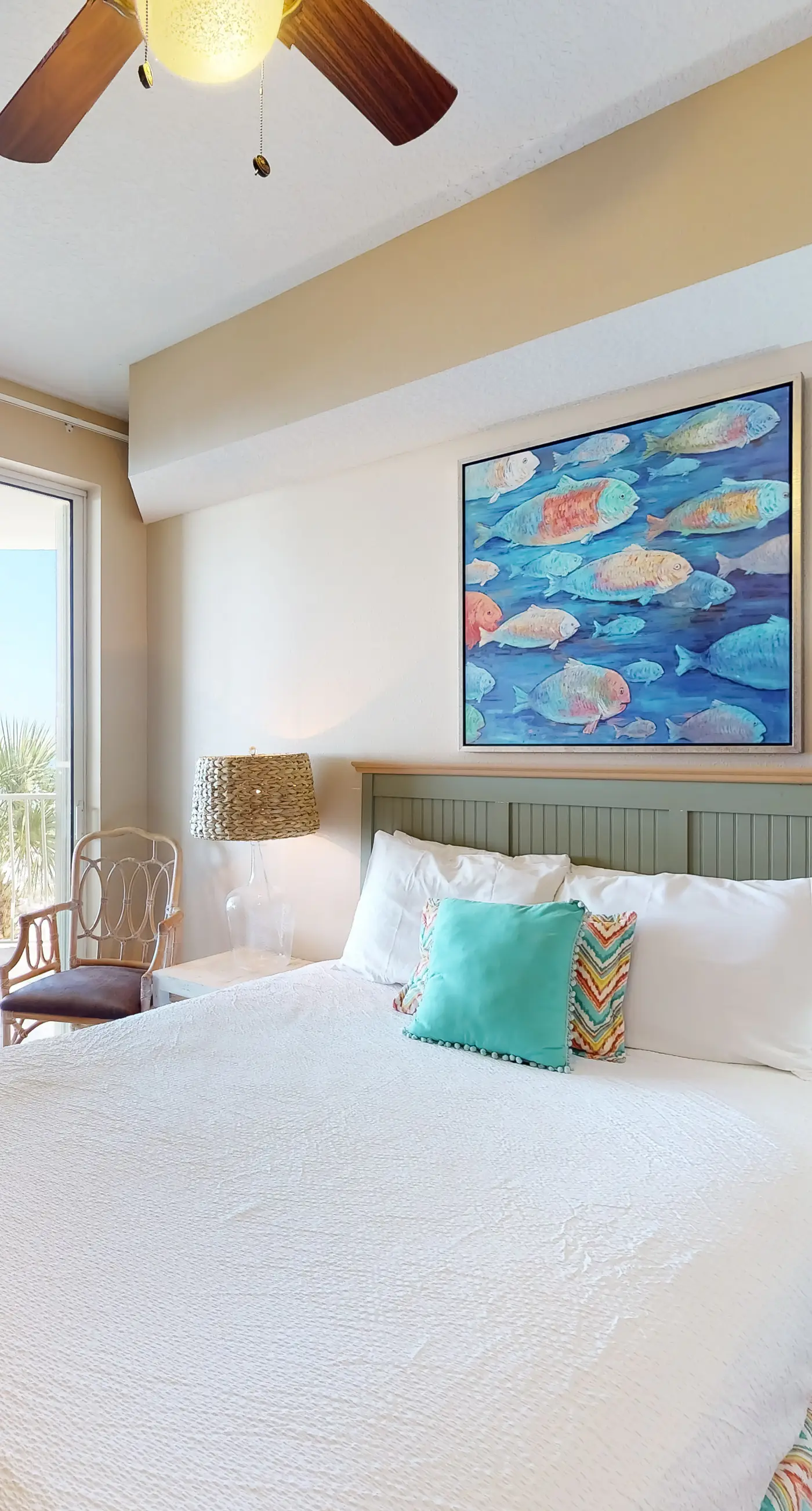 Gulf-front 3-bedroom condo with bonus bunk room & pickleball