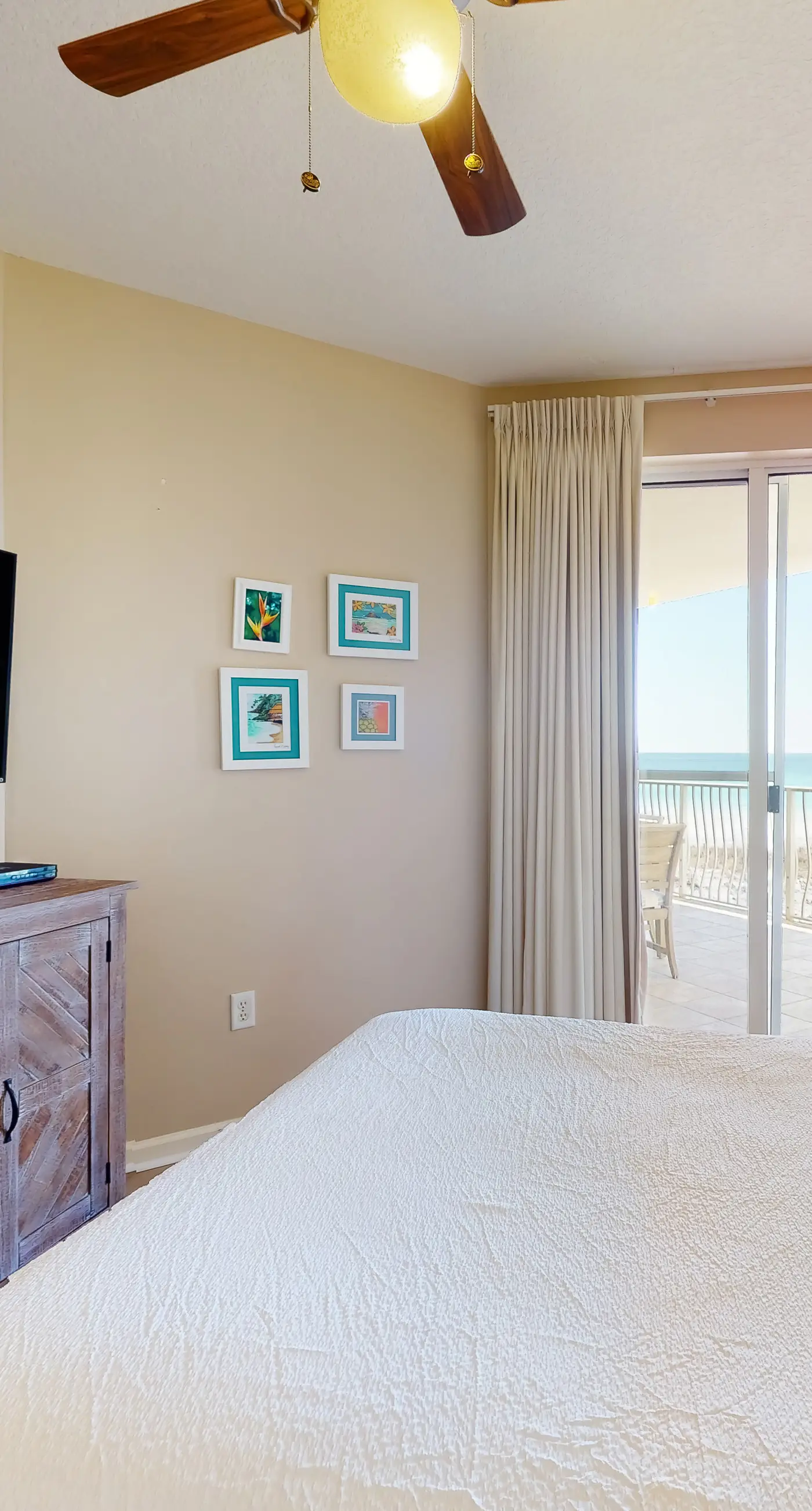 Gulf-front 3-bedroom condo with bonus bunk room & pickleball