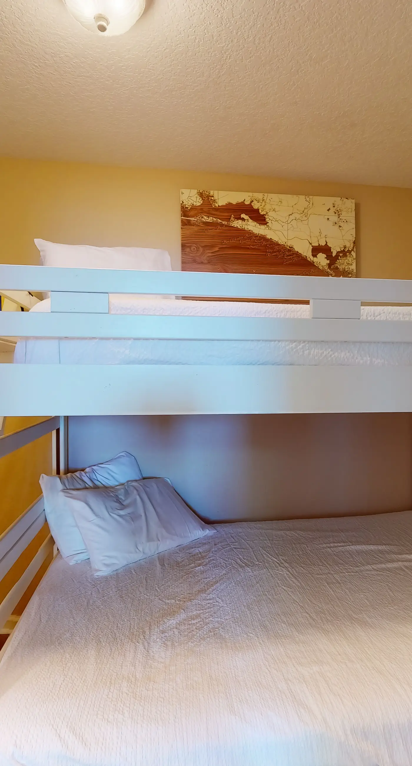 Gulf-front 3-bedroom condo with bonus bunk room & pickleball