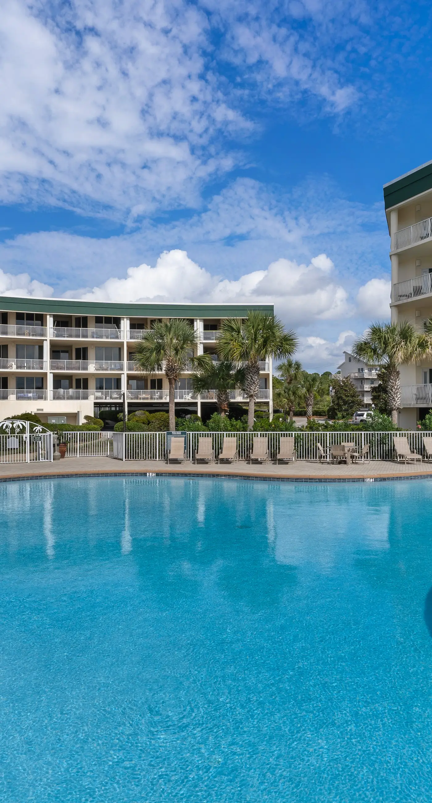 Gulf-front 3-bedroom condo with bonus bunk room & pickleball