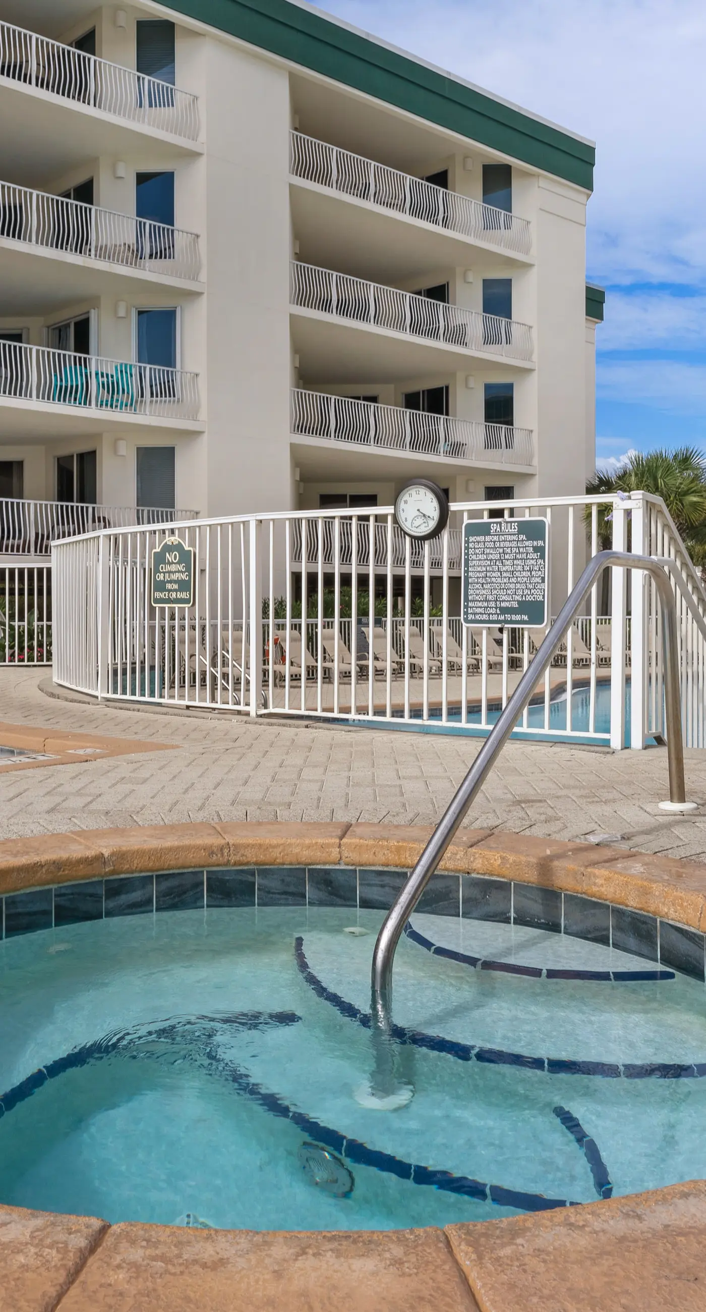 Gulf-front 3-bedroom condo with bonus bunk room & pickleball