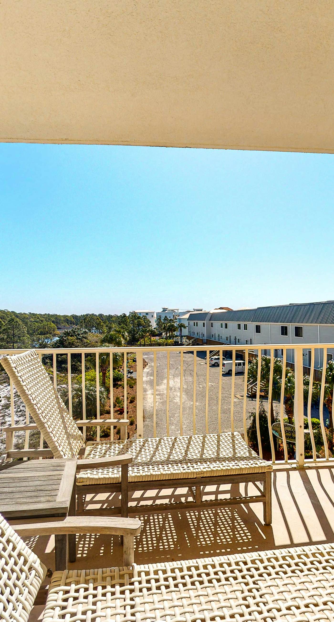 3rd-floor condo with sauna, gym, pool, tennis & pickleball, conference room