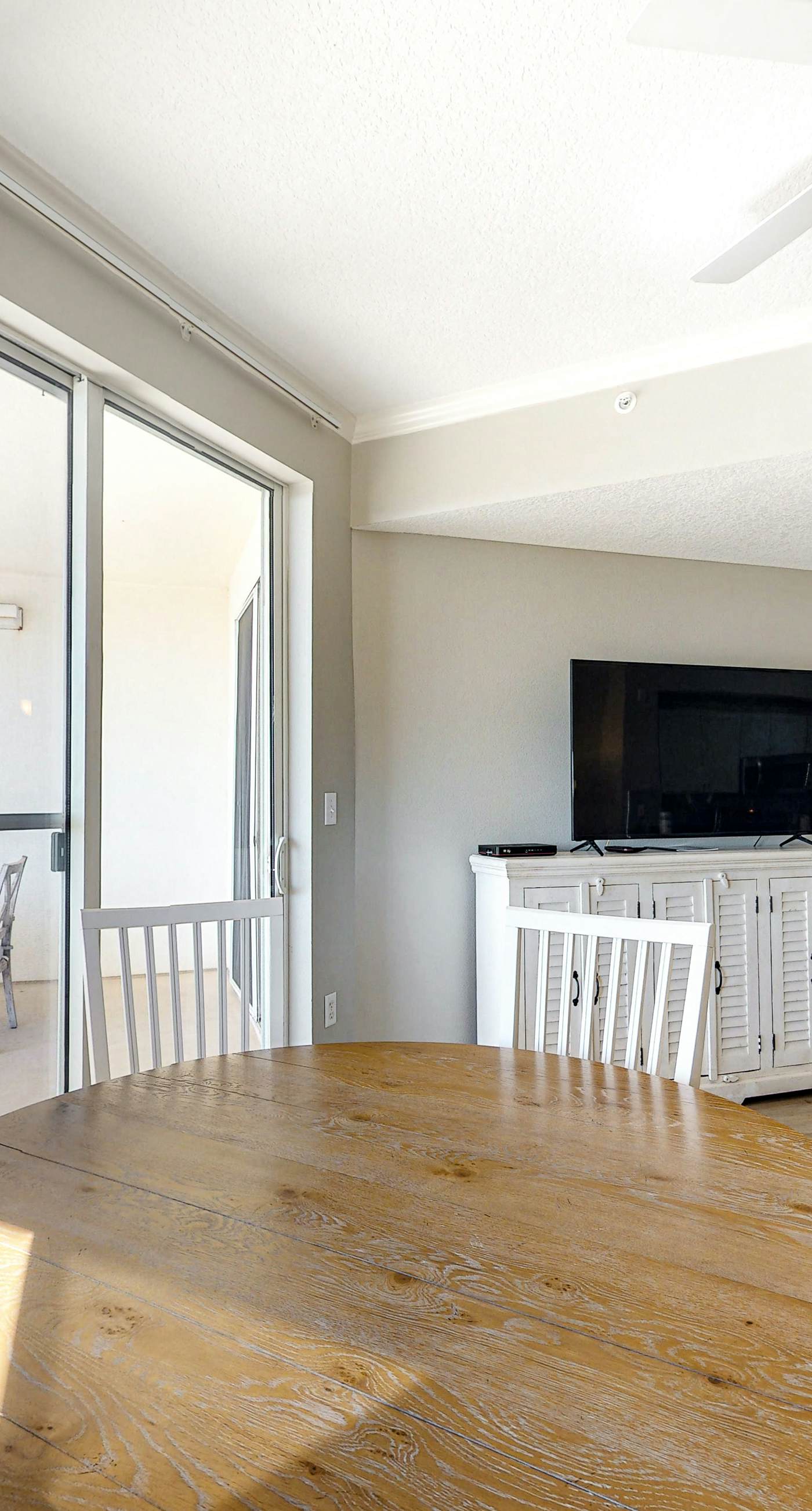 3rd-floor condo with sauna, gym, pool, tennis & pickleball, conference room